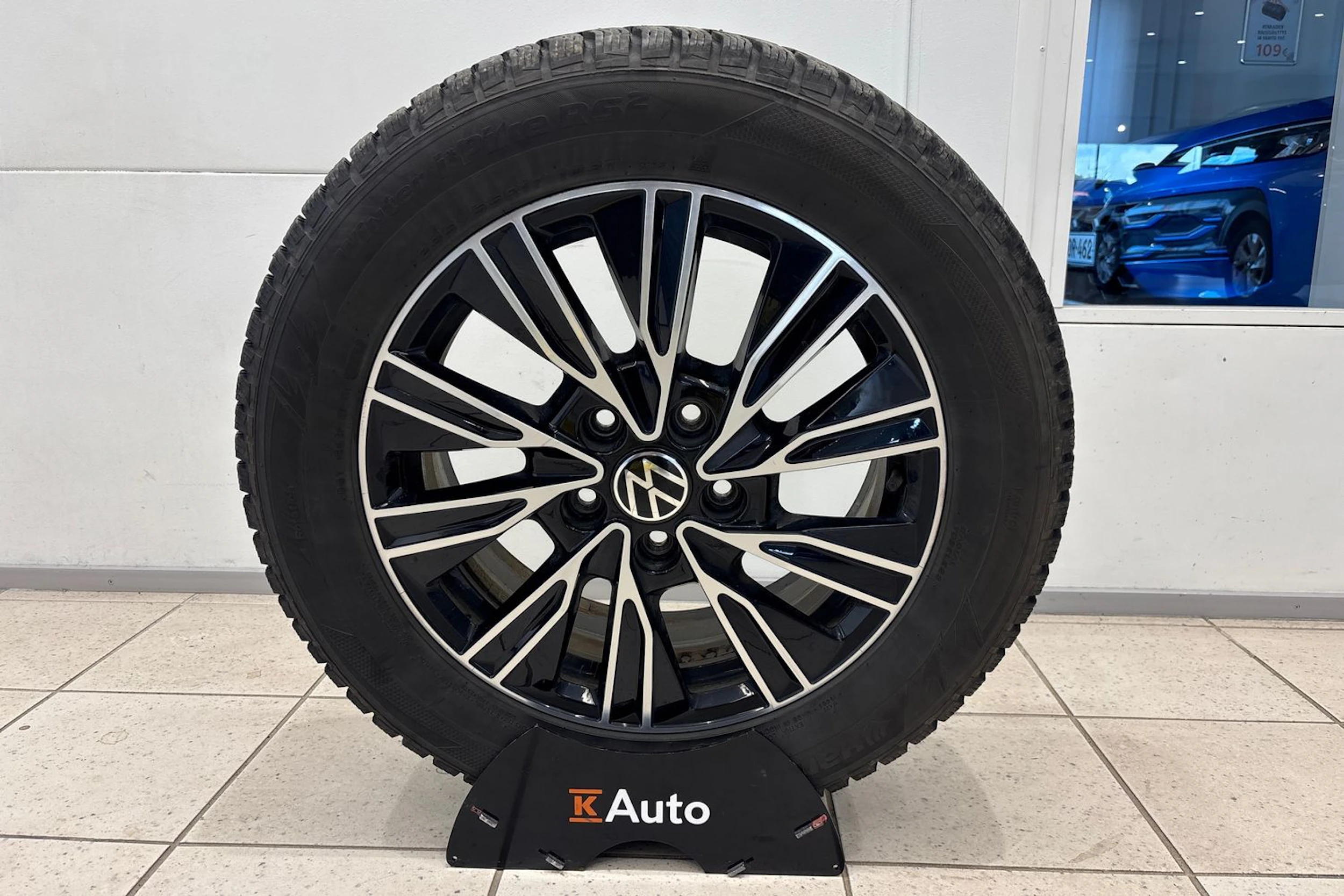 Punainen Volkswagen Multivan 2022 kuva 31.