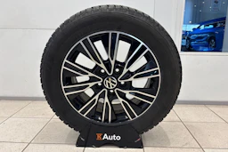 Punainen Volkswagen Multivan 2022 kuva 31.