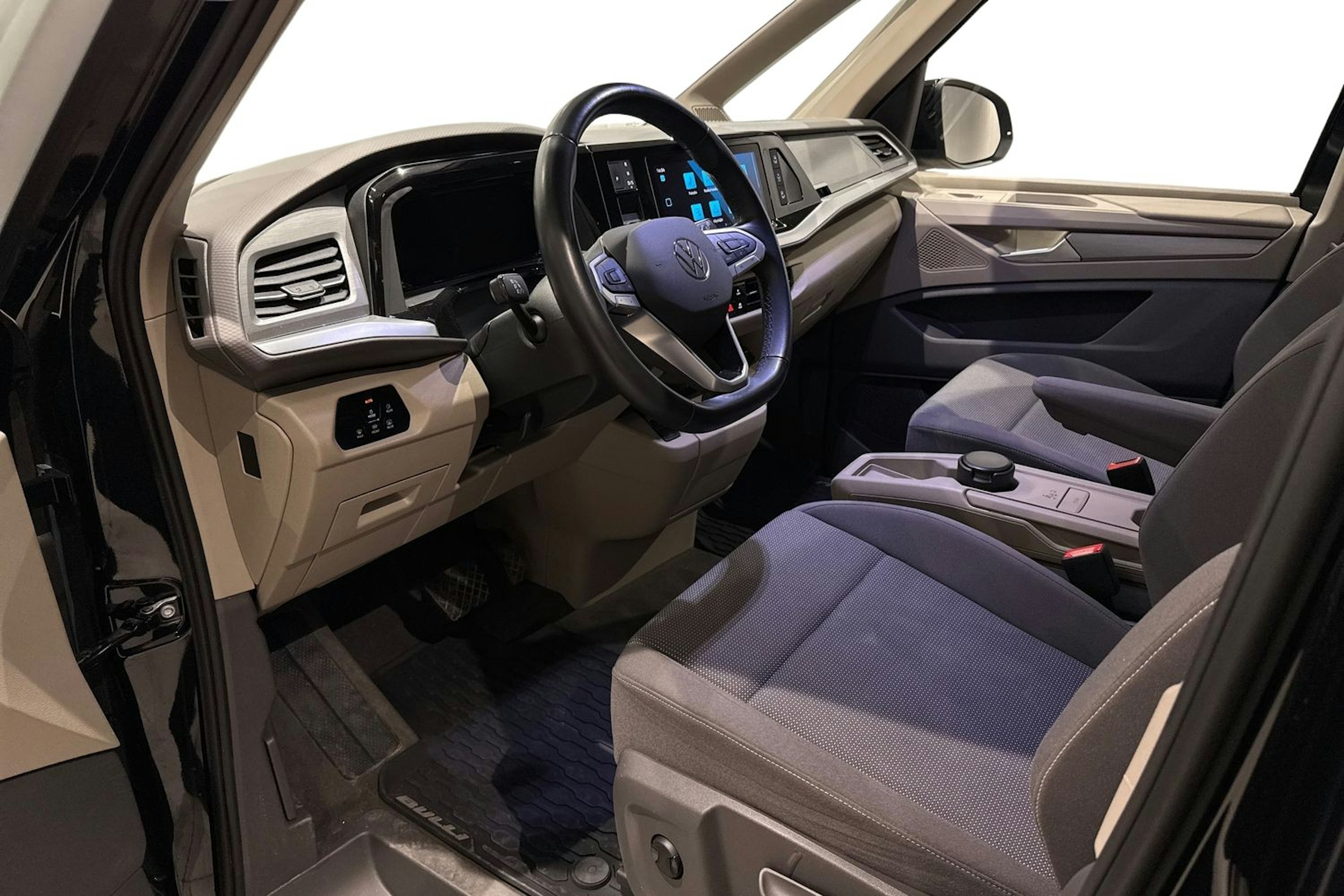 musta Volkswagen Multivan 2022 kuva 7.