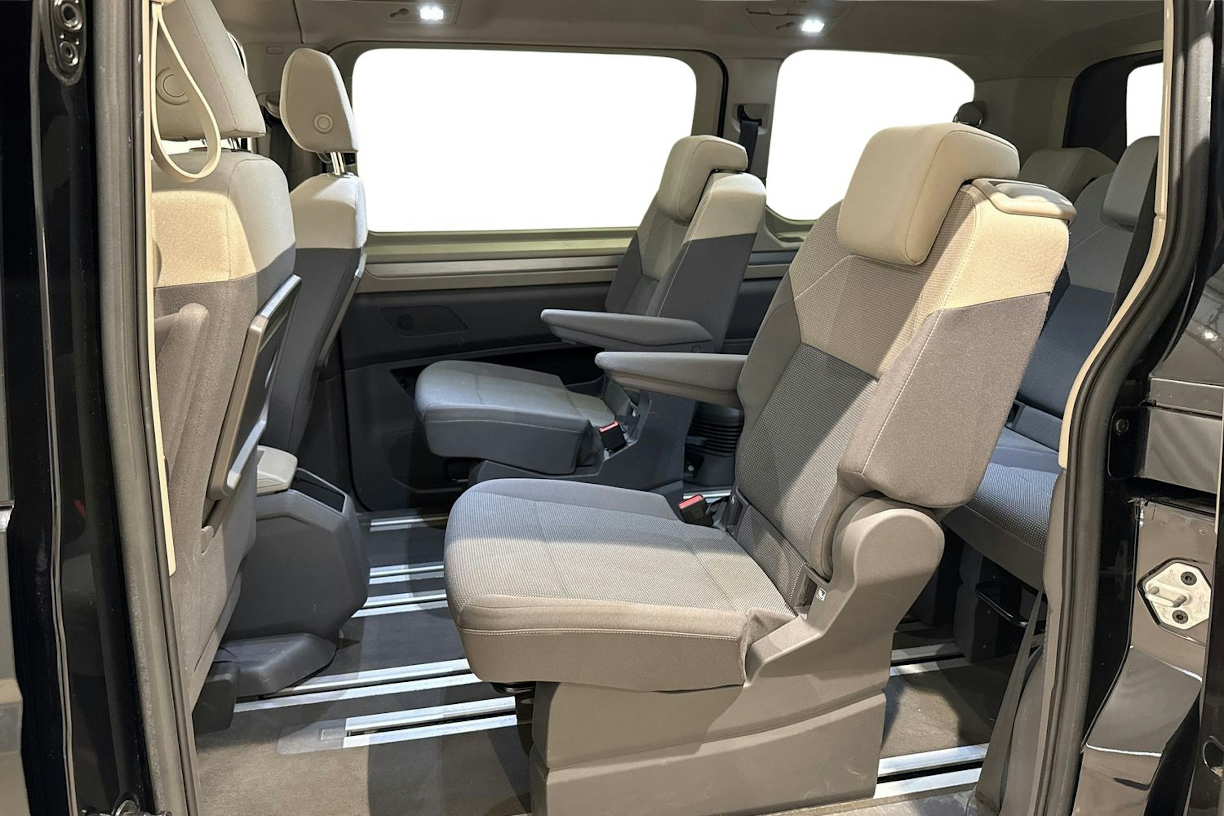 musta Volkswagen Multivan 2022 kuva 10.