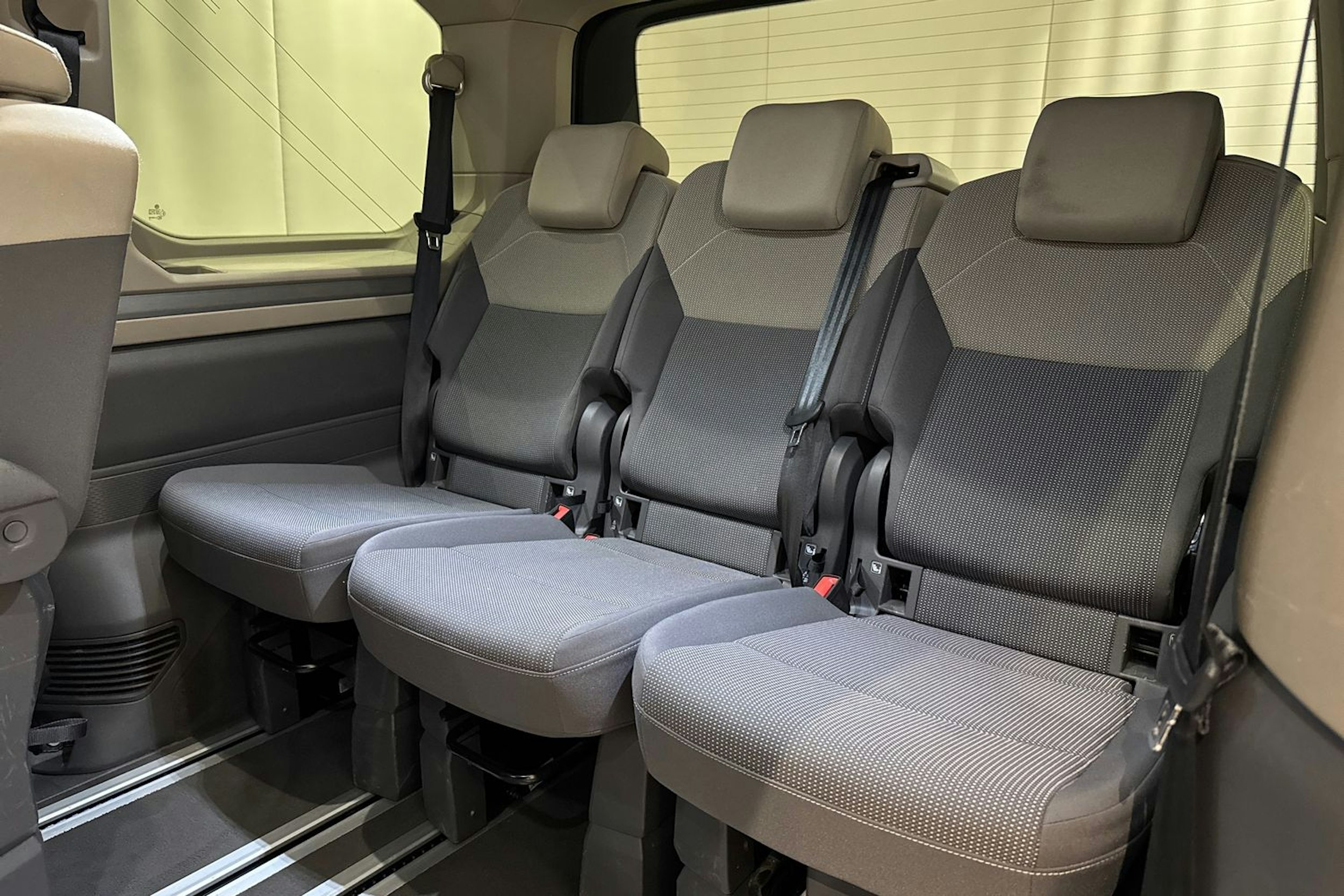 musta Volkswagen Multivan 2022 kuva 14.