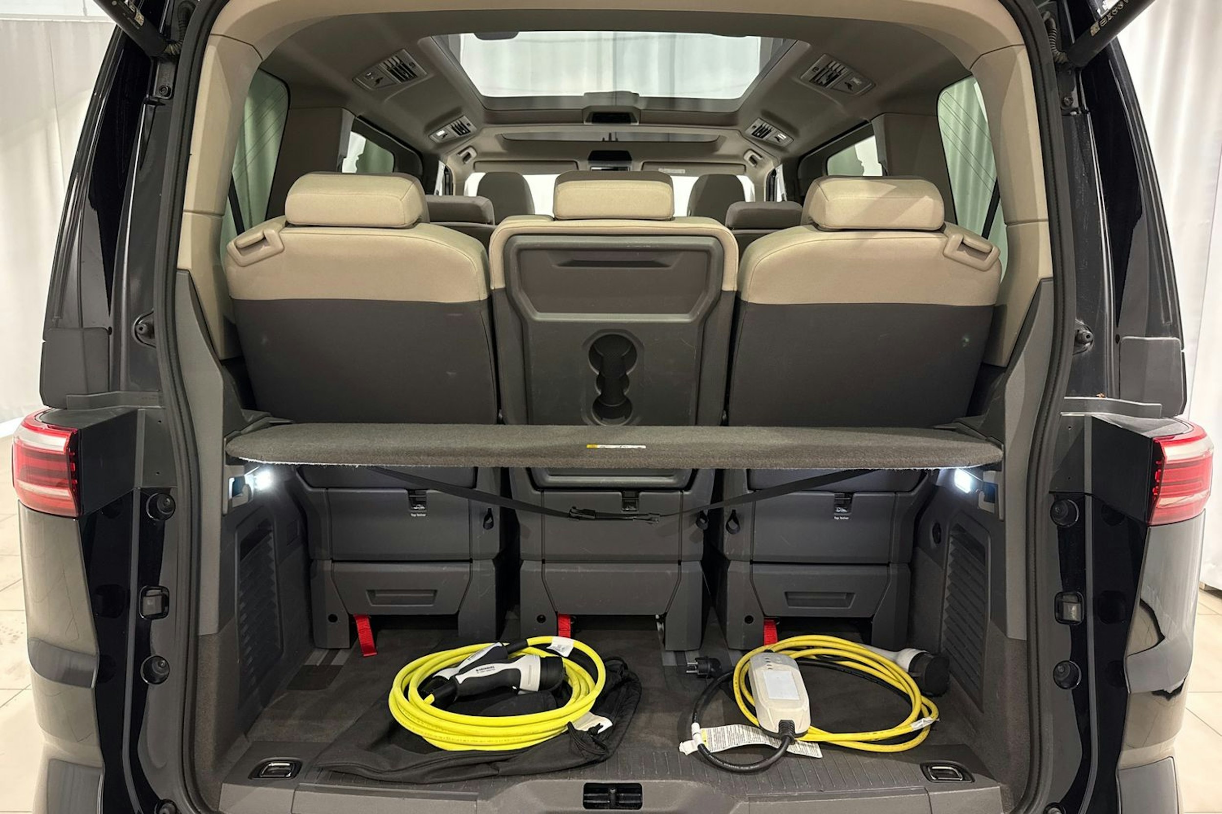 musta Volkswagen Multivan 2022 kuva 15.