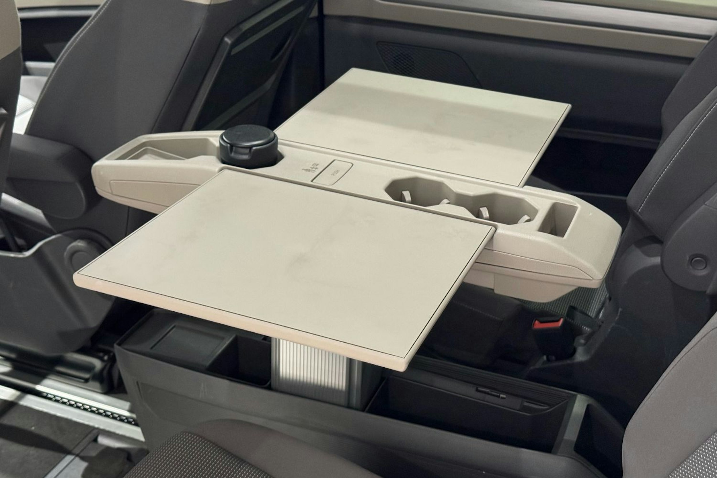 musta Volkswagen Multivan 2022 kuva 17.