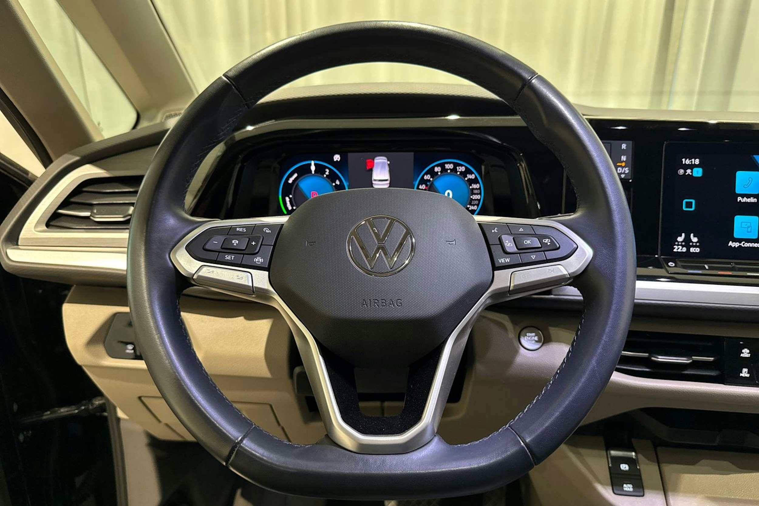 musta Volkswagen Multivan 2022 kuva 18.