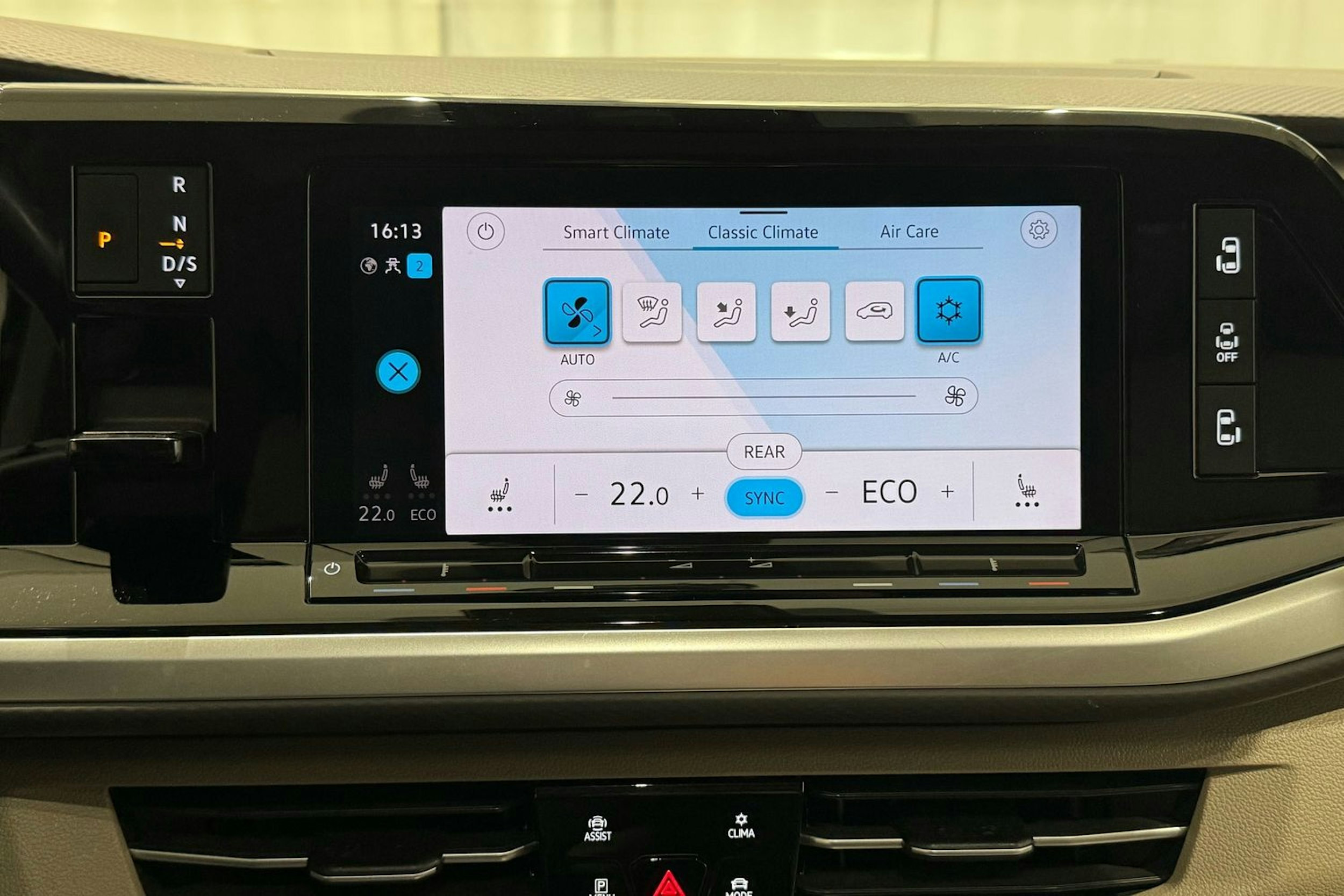 musta Volkswagen Multivan 2022 kuva 22.