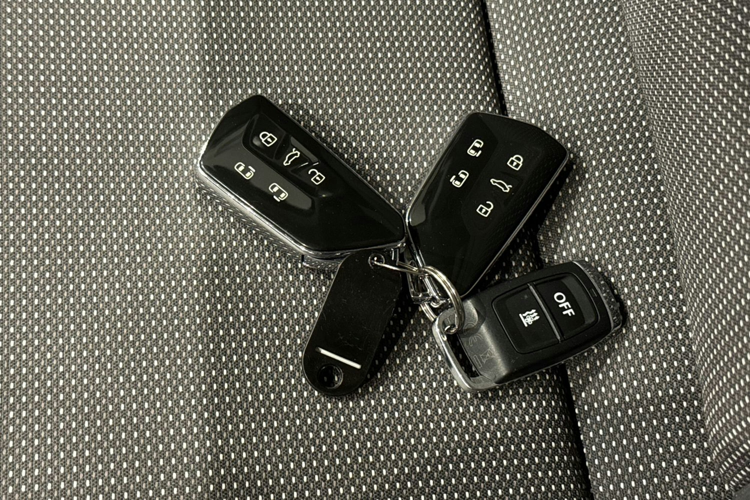 musta Volkswagen Multivan 2022 kuva 25.