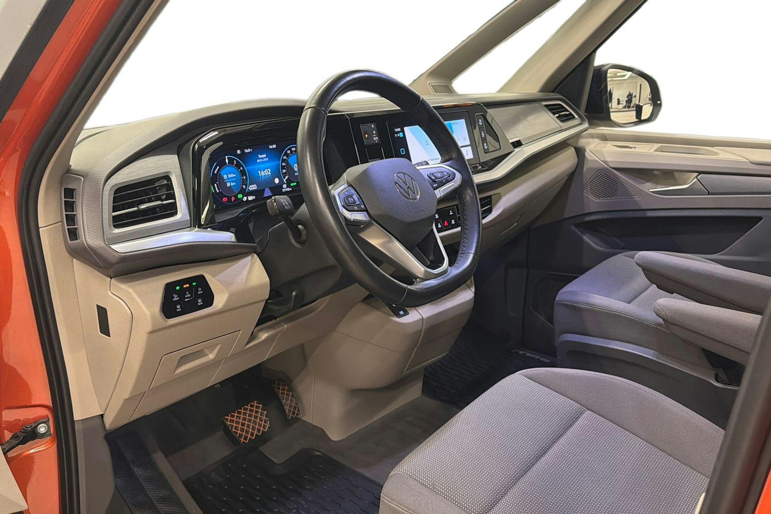 harmaa Volkswagen Multivan 2022 kuva 8.