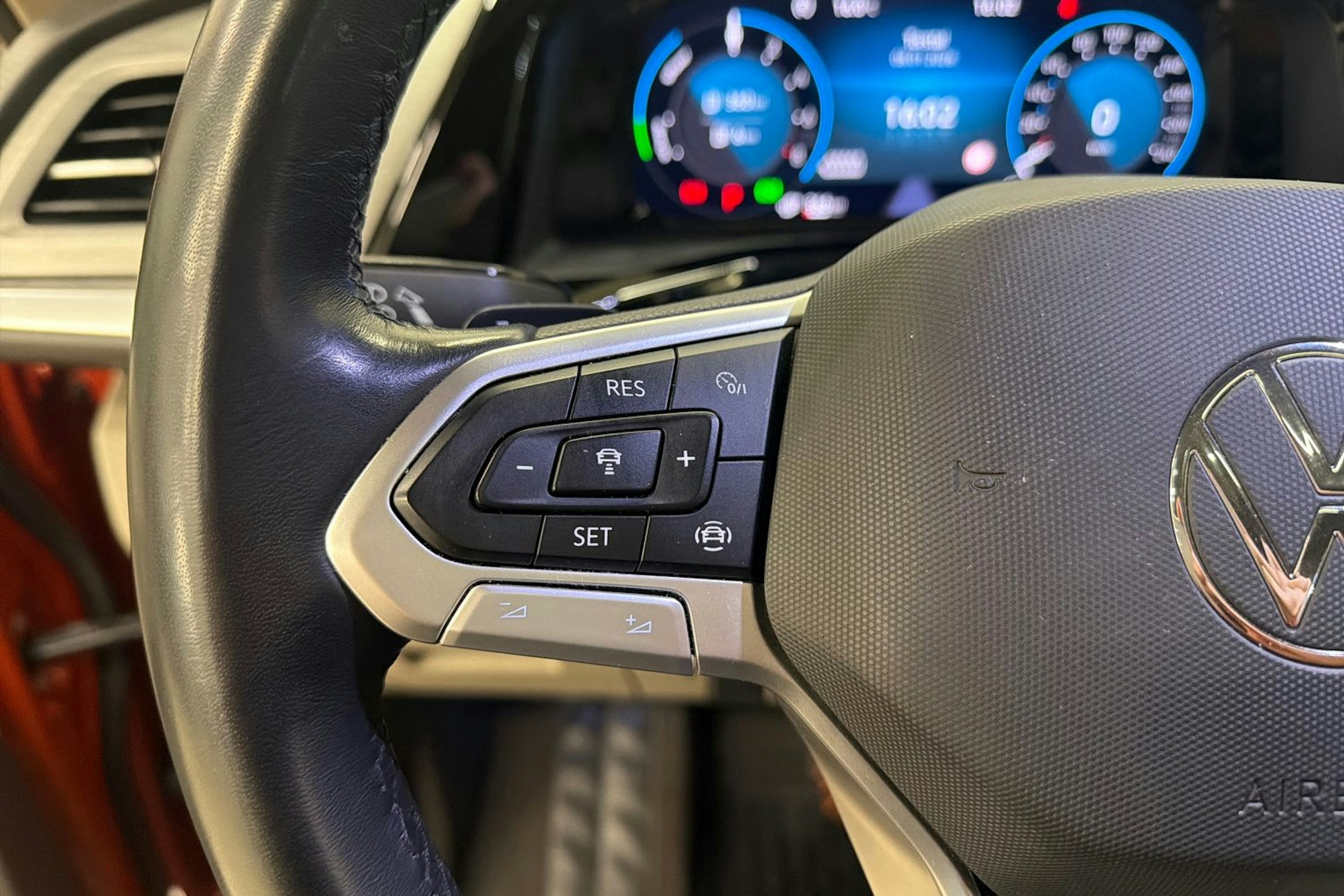 harmaa Volkswagen Multivan 2022 kuva 13.