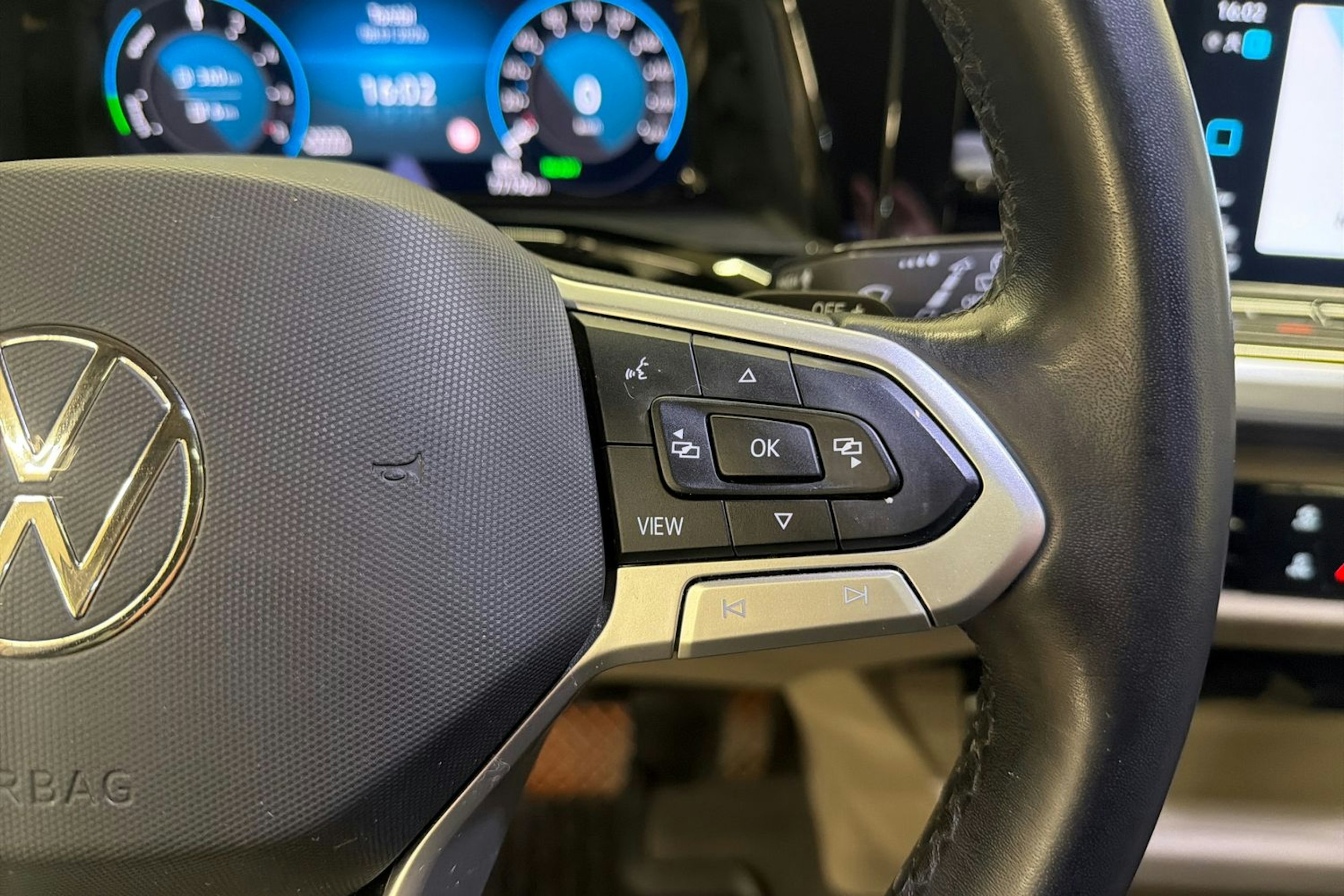 harmaa Volkswagen Multivan 2022 kuva 15.