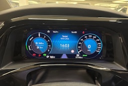 harmaa Volkswagen Multivan 2022 kuva 16.