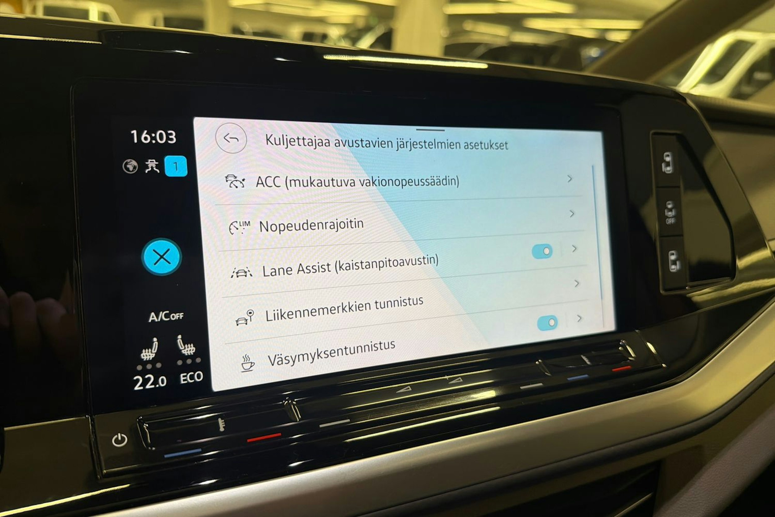 harmaa Volkswagen Multivan 2022 kuva 18.