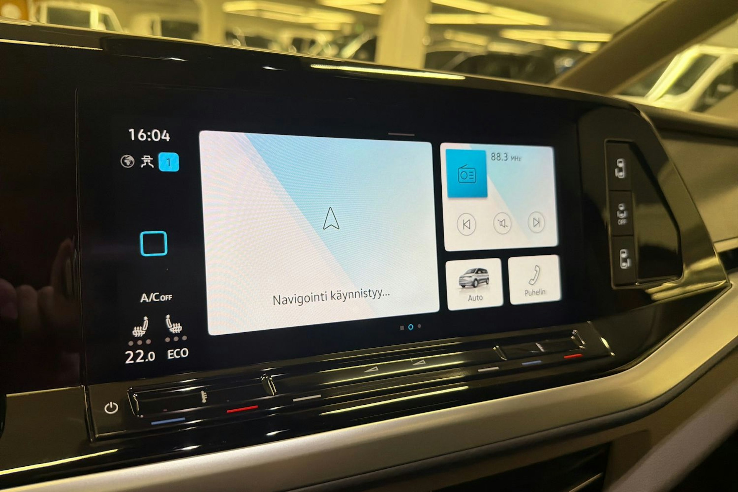 harmaa Volkswagen Multivan 2022 kuva 21.