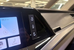 harmaa Volkswagen Multivan 2022 kuva 23.