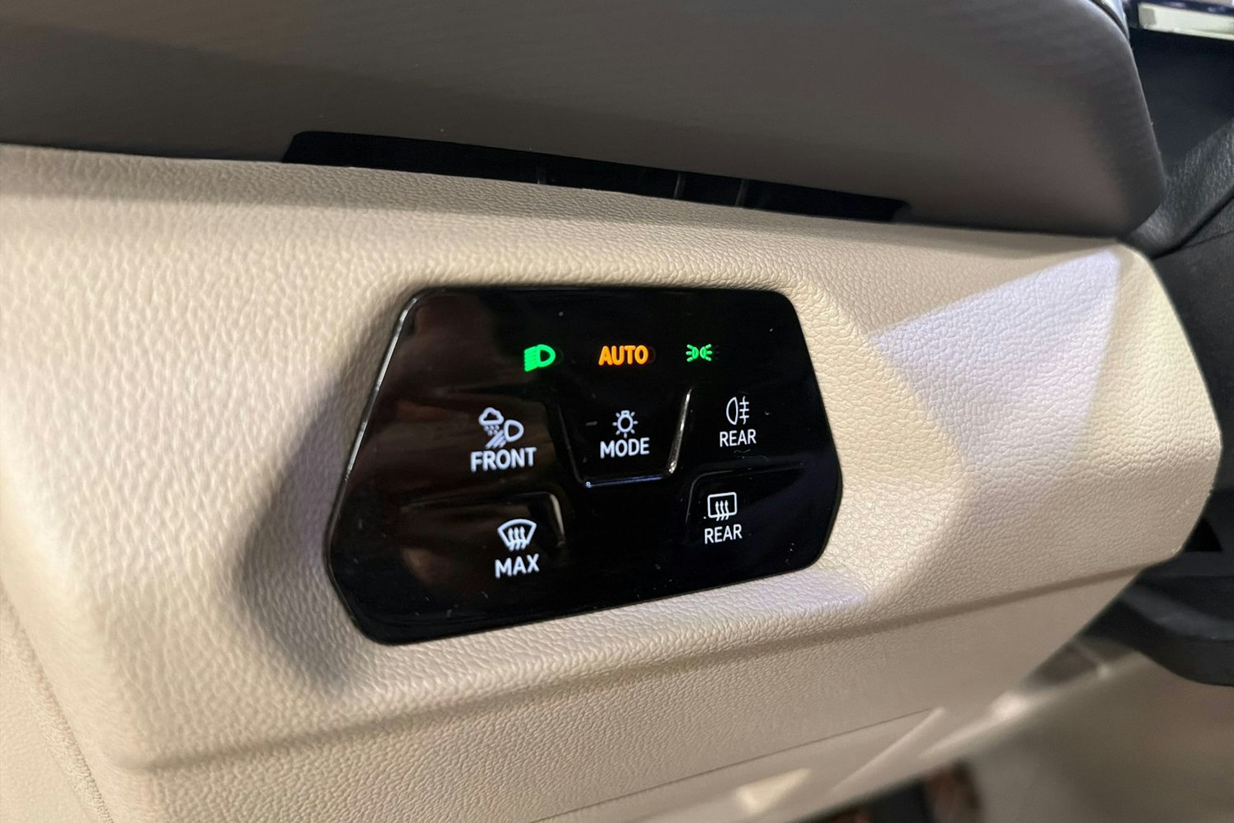 harmaa Volkswagen Multivan 2022 kuva 24.