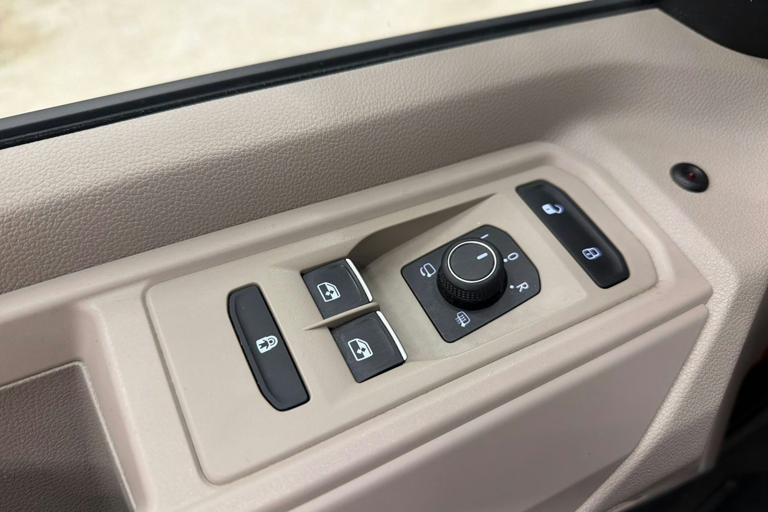 harmaa Volkswagen Multivan 2022 kuva 25.