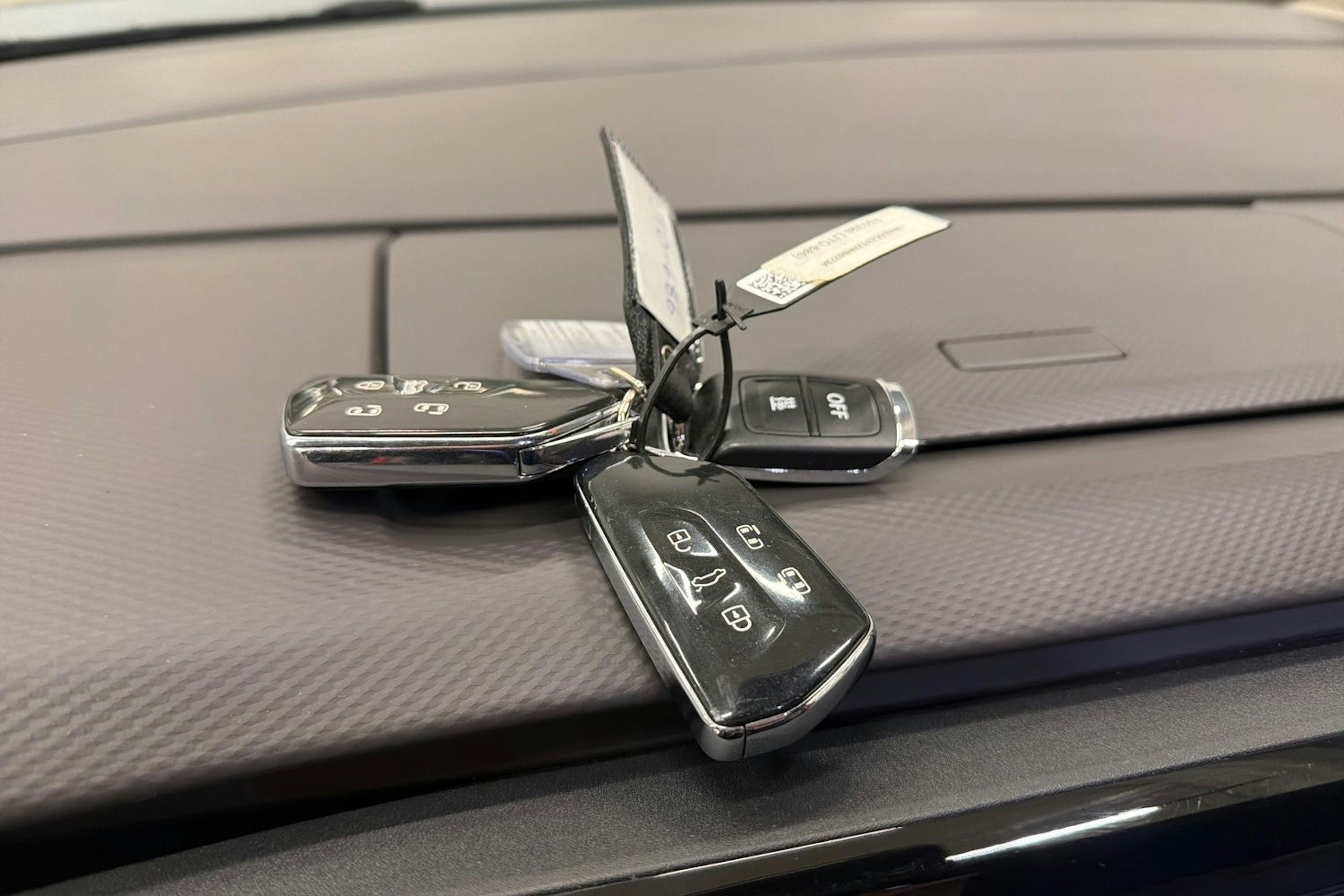 harmaa Volkswagen Multivan 2022 kuva 27.