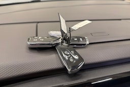 harmaa Volkswagen Multivan 2022 kuva 27.