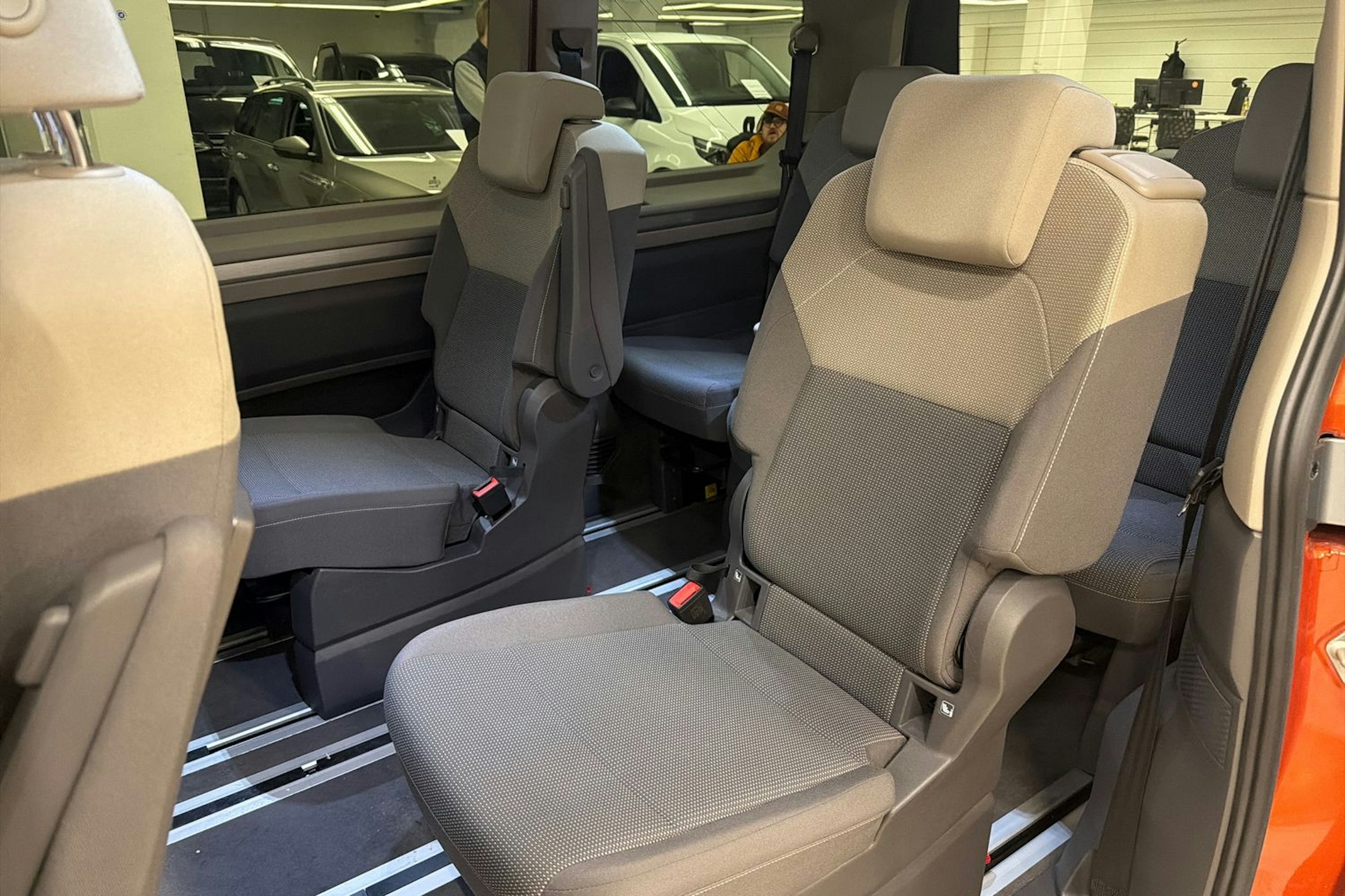 harmaa Volkswagen Multivan 2022 kuva 30.