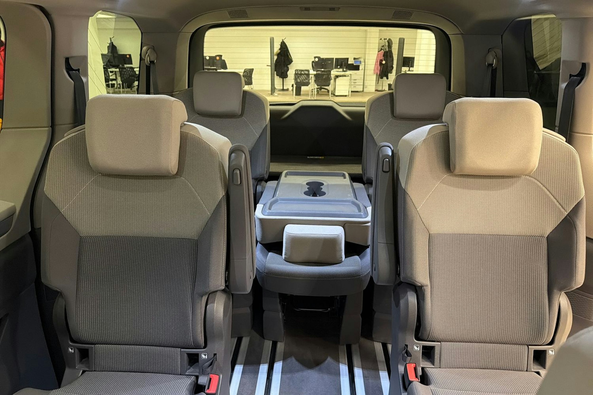 harmaa Volkswagen Multivan 2022 kuva 31.