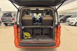 harmaa Volkswagen Multivan 2022 kuva 32.