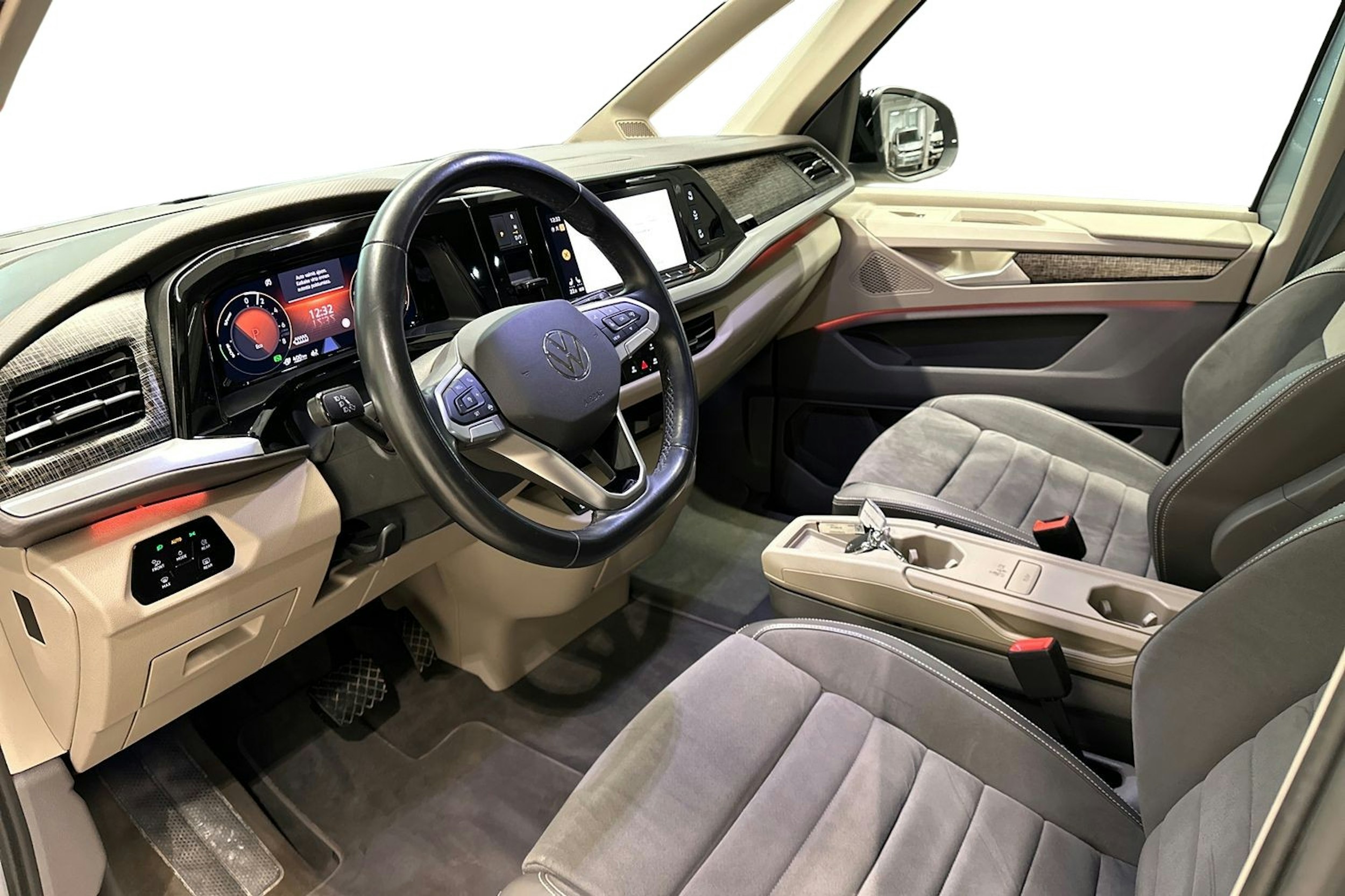 harmaa Volkswagen Multivan 2022 kuva 7.