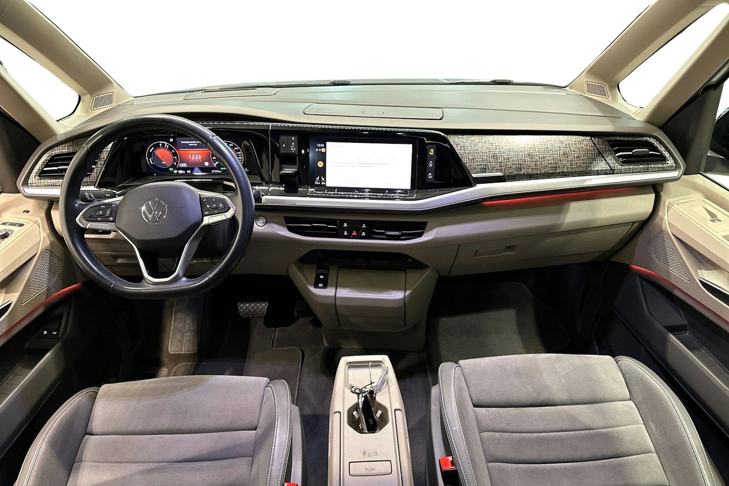harmaa Volkswagen Multivan 2022 kuva 9.