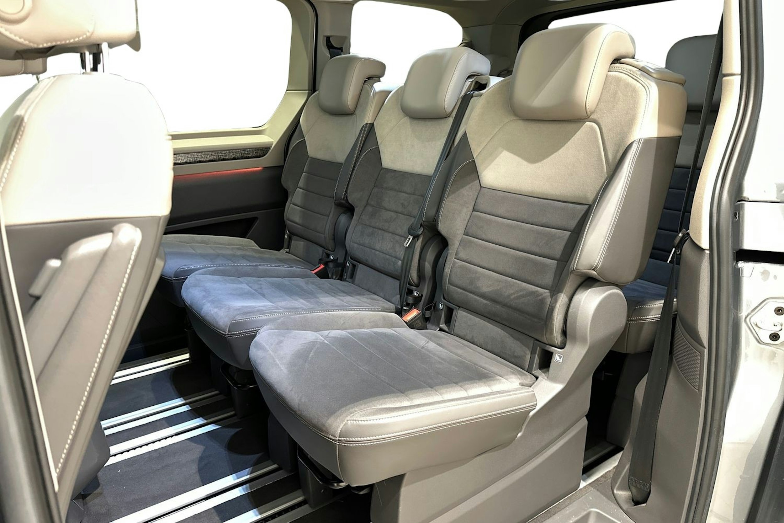 harmaa Volkswagen Multivan 2022 kuva 10.