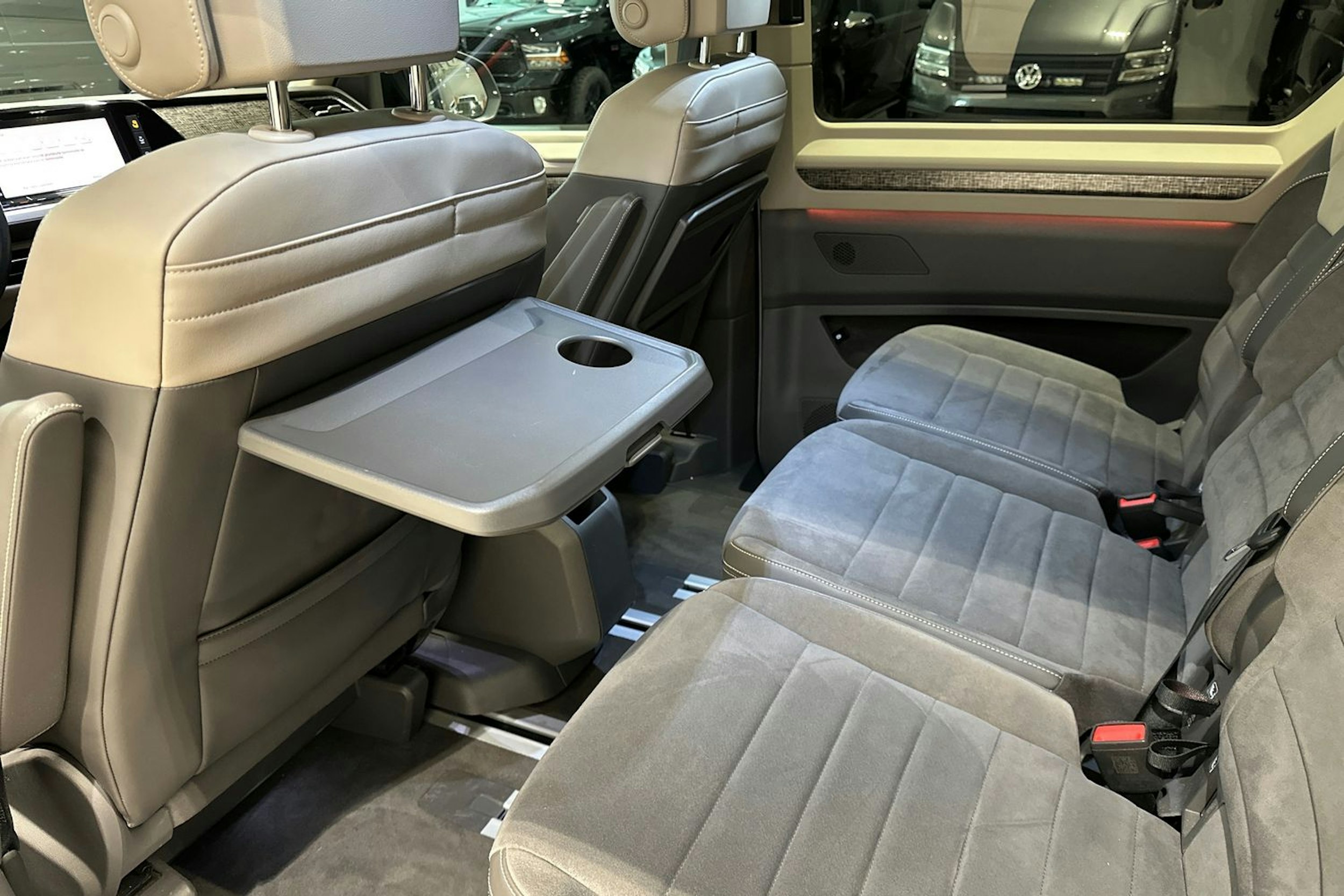 harmaa Volkswagen Multivan 2022 kuva 13.
