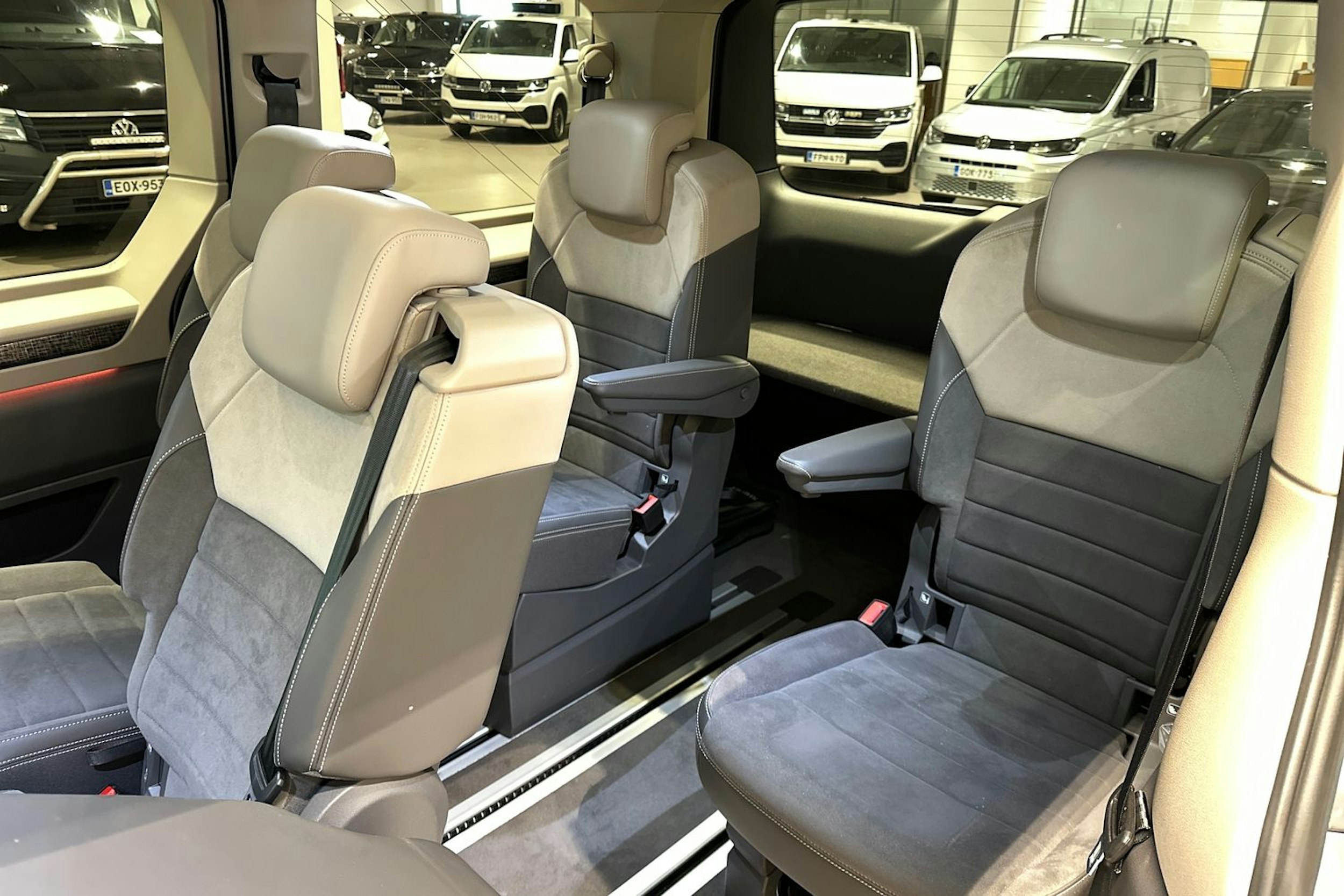 harmaa Volkswagen Multivan 2022 kuva 14.