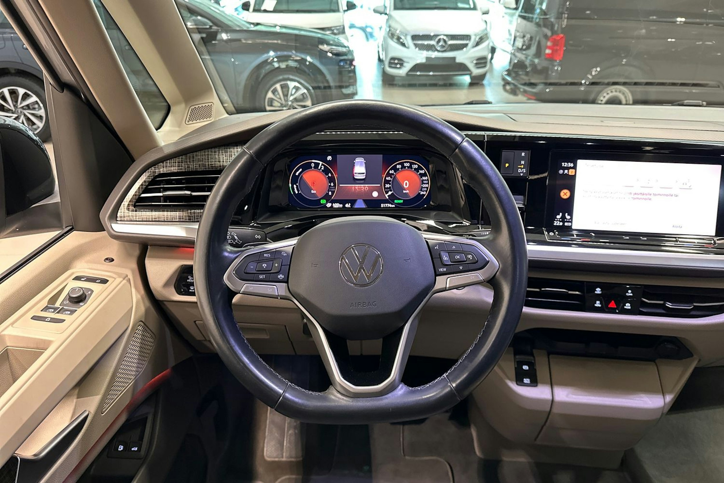 harmaa Volkswagen Multivan 2022 kuva 16.