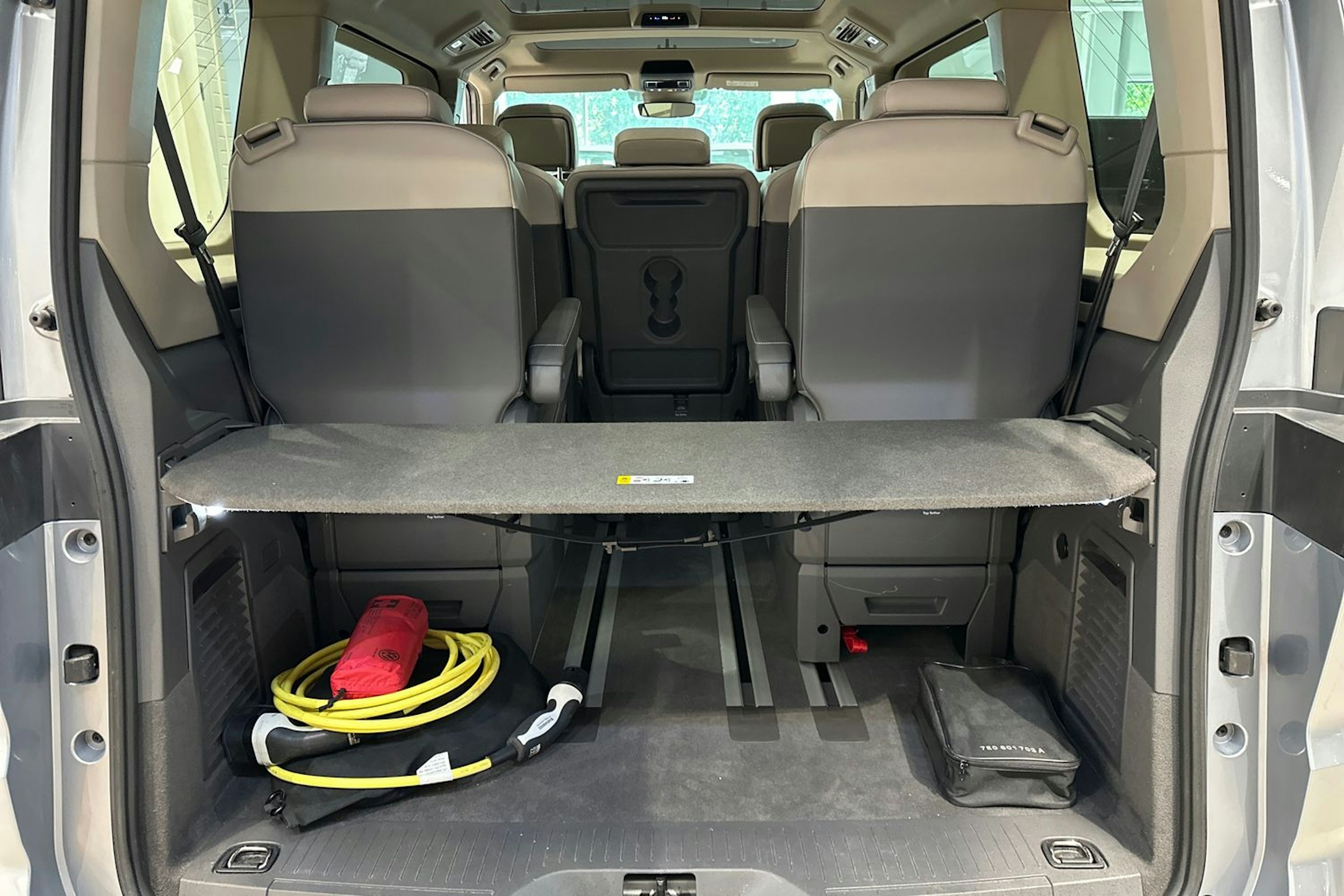 harmaa Volkswagen Multivan 2022 kuva 17.