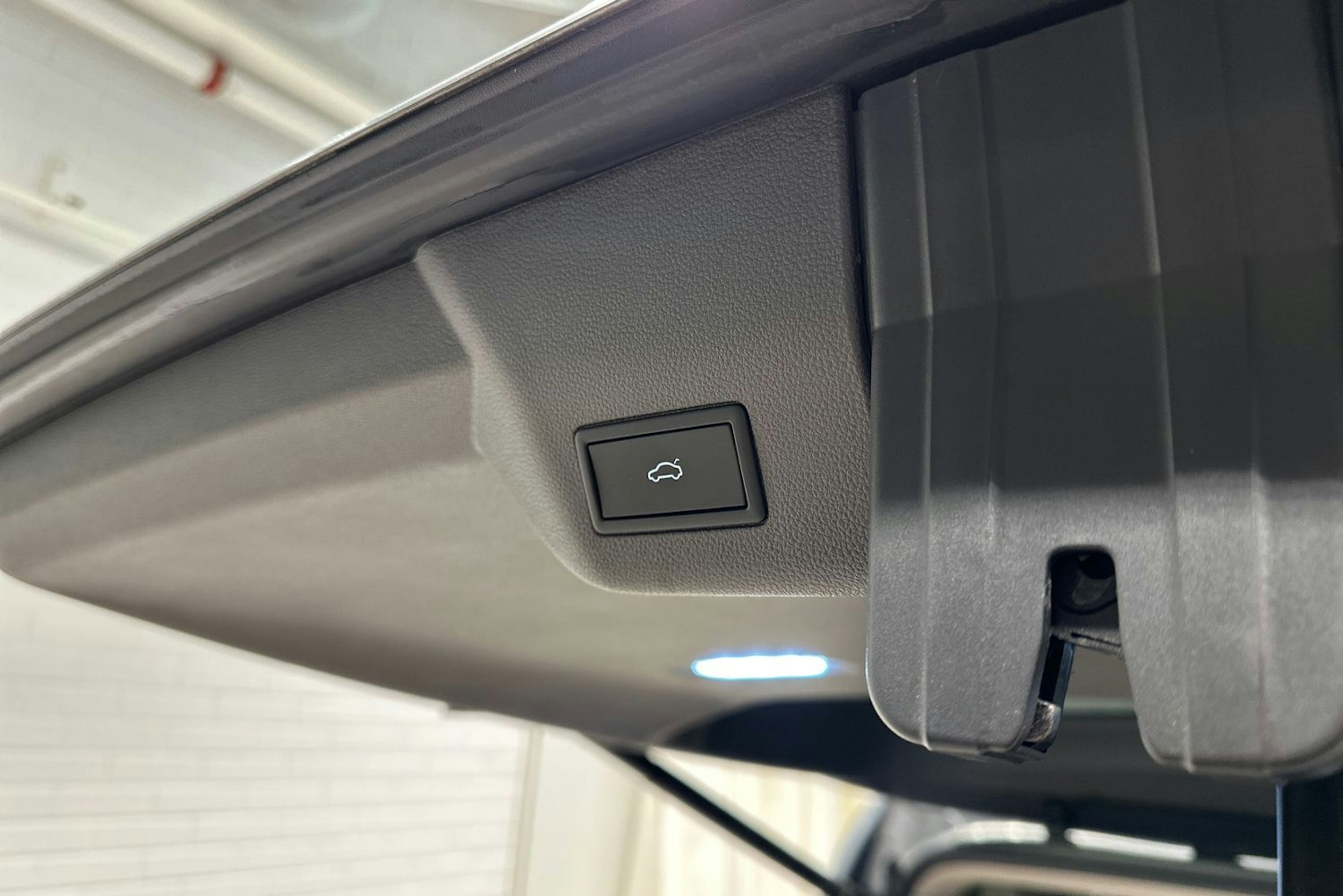 harmaa Volkswagen Multivan 2022 kuva 18.