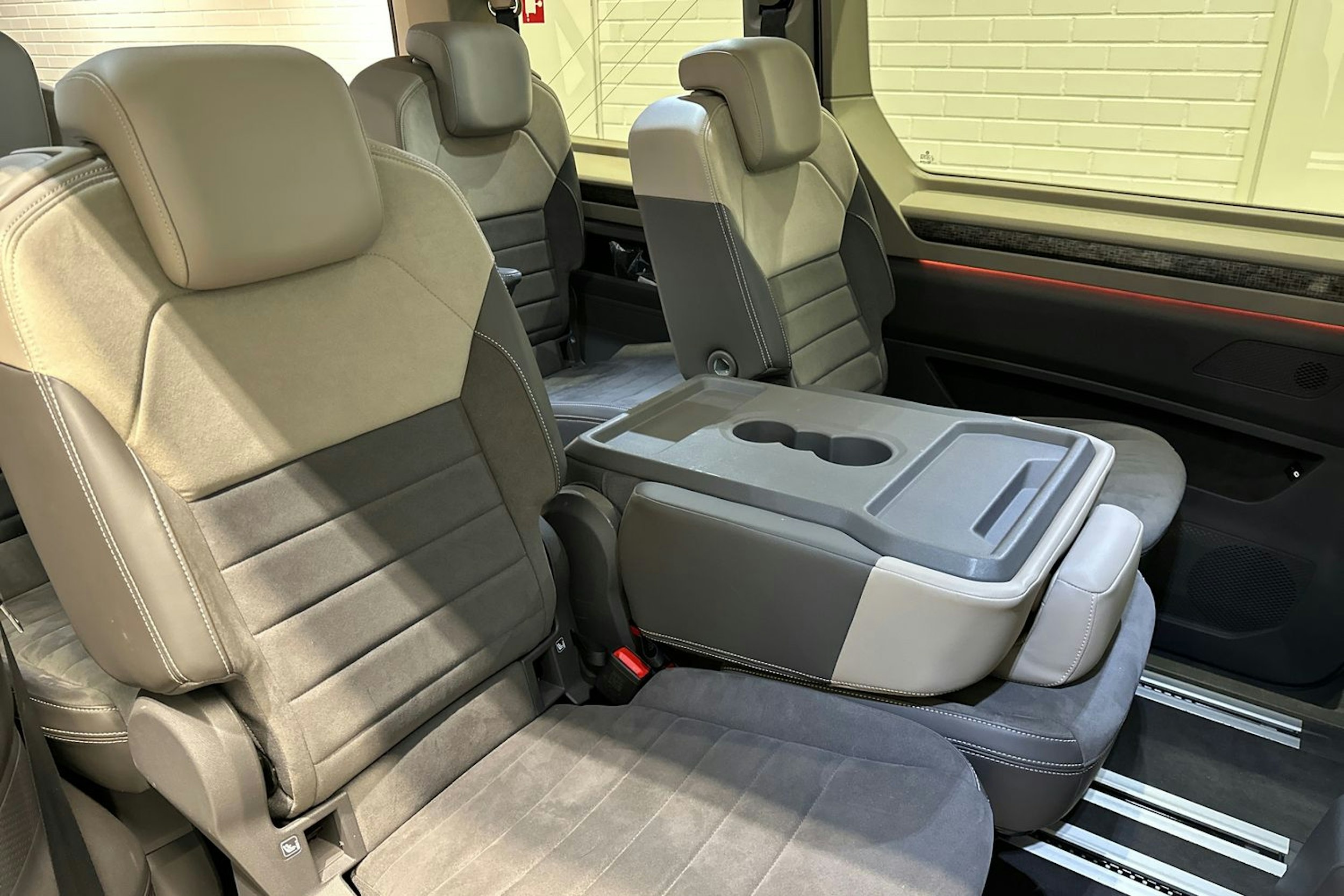 harmaa Volkswagen Multivan 2022 kuva 19.
