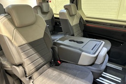 harmaa Volkswagen Multivan 2022 kuva 19.
