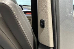 harmaa Volkswagen Multivan 2022 kuva 20.