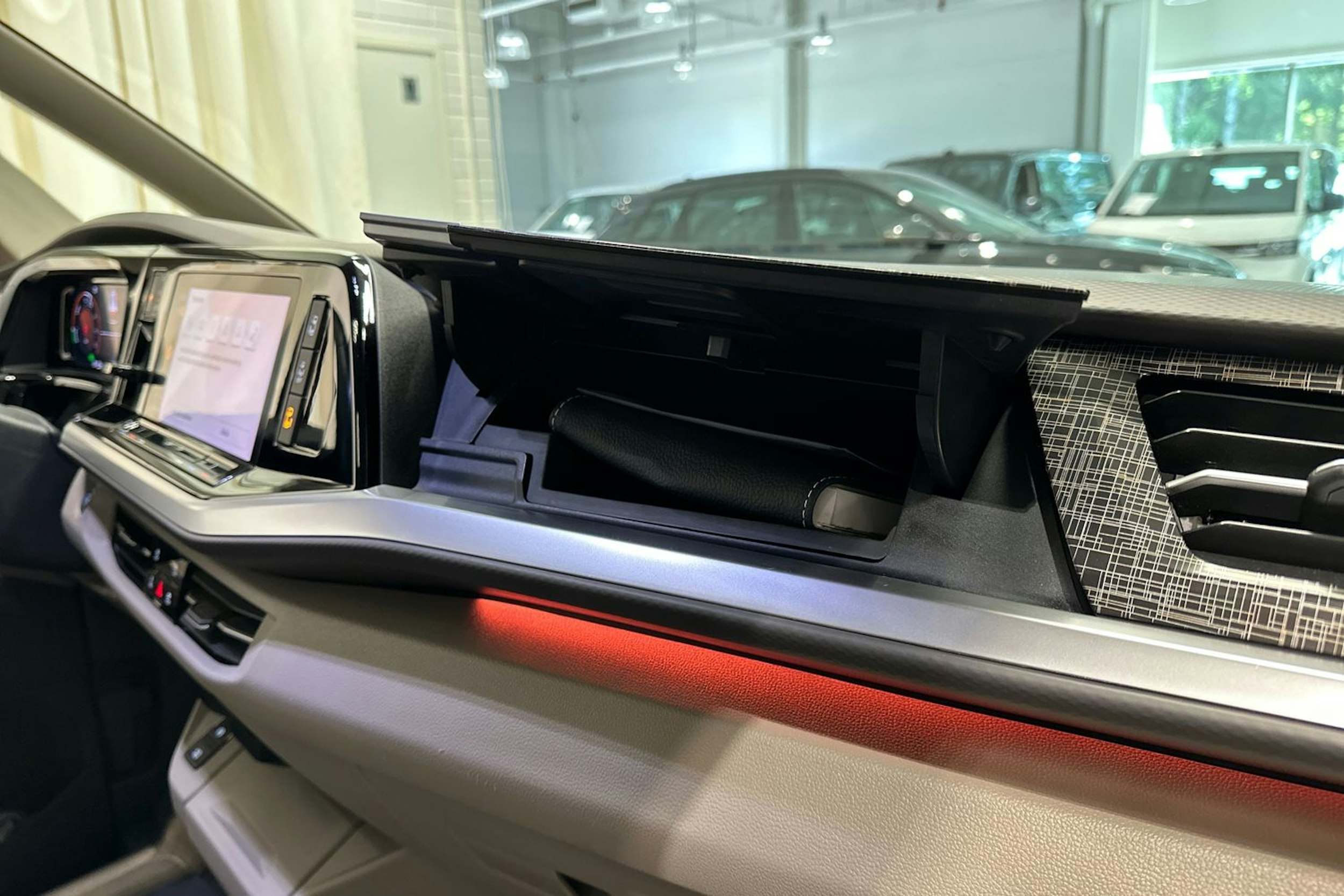 harmaa Volkswagen Multivan 2022 kuva 22.