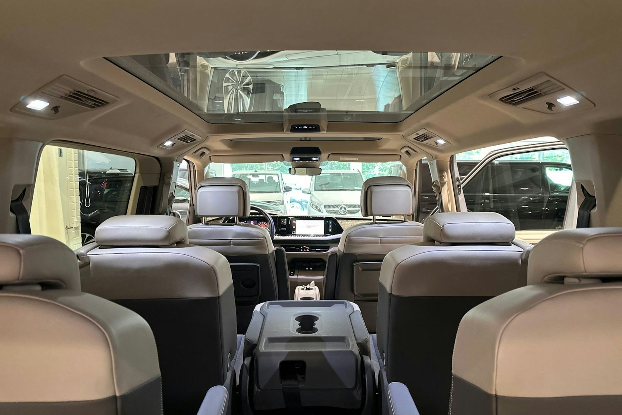 harmaa Volkswagen Multivan 2022 kuva 23.