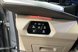 harmaa Volkswagen Multivan 2022 kuva 25.