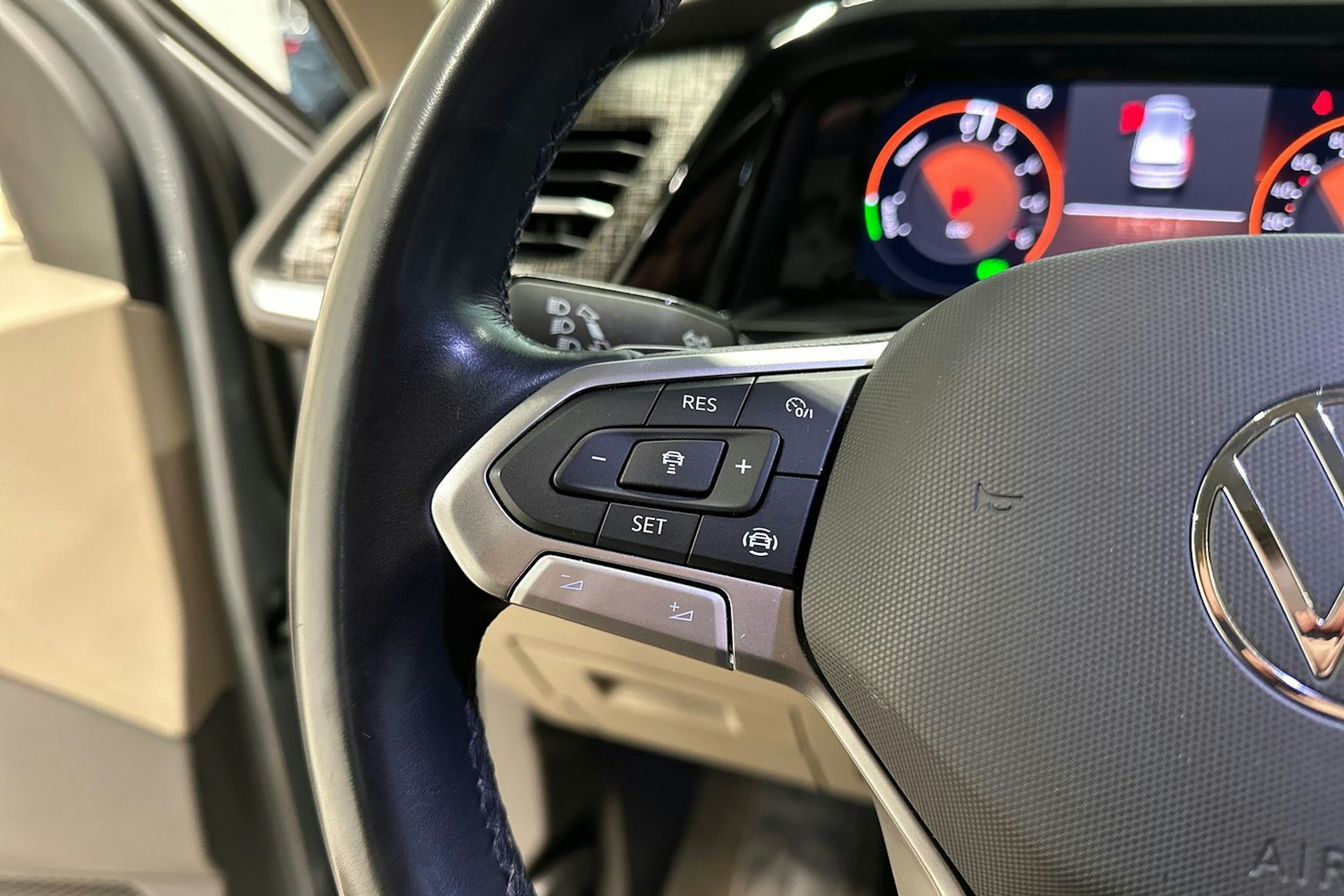 harmaa Volkswagen Multivan 2022 kuva 26.