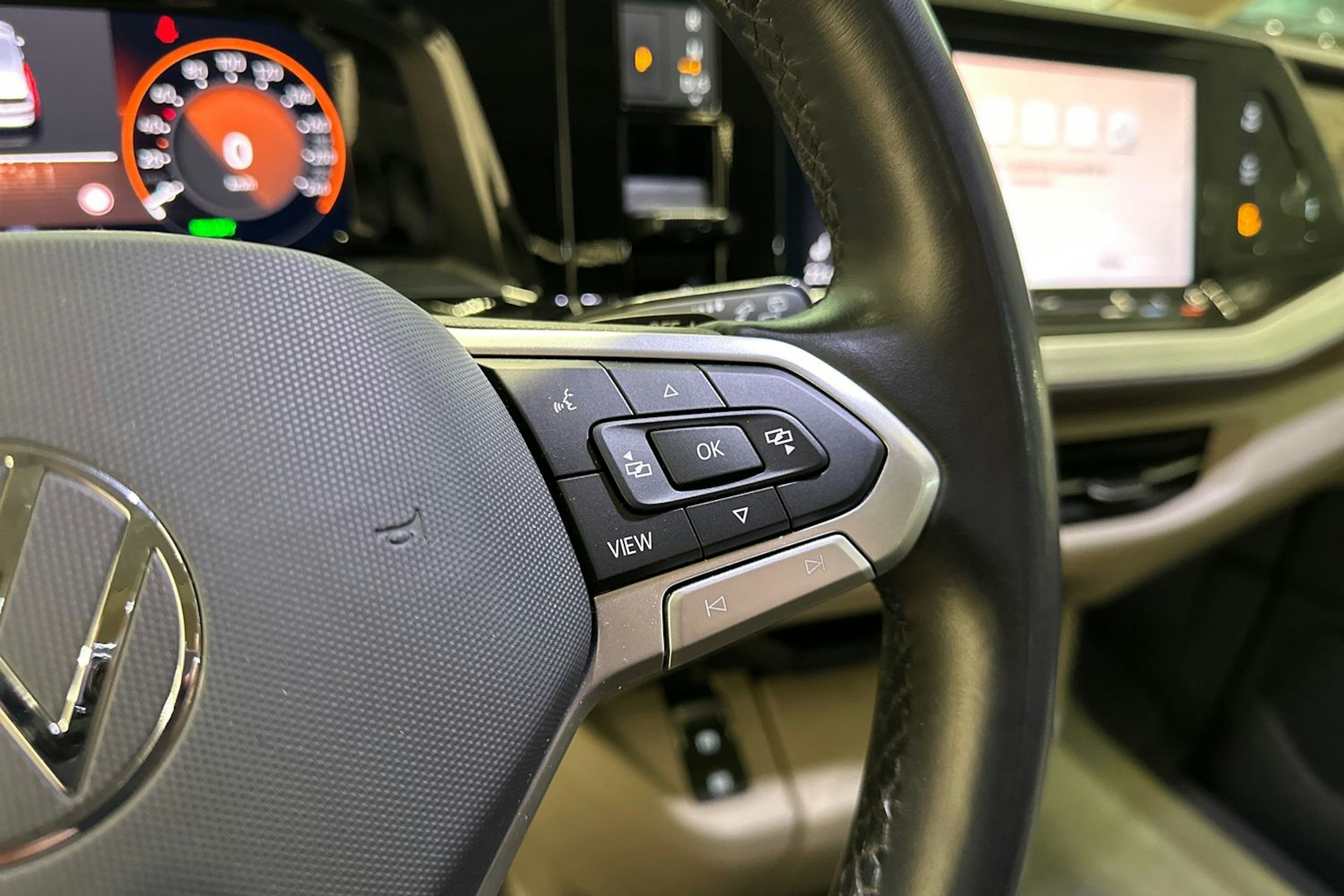 harmaa Volkswagen Multivan 2022 kuva 27.
