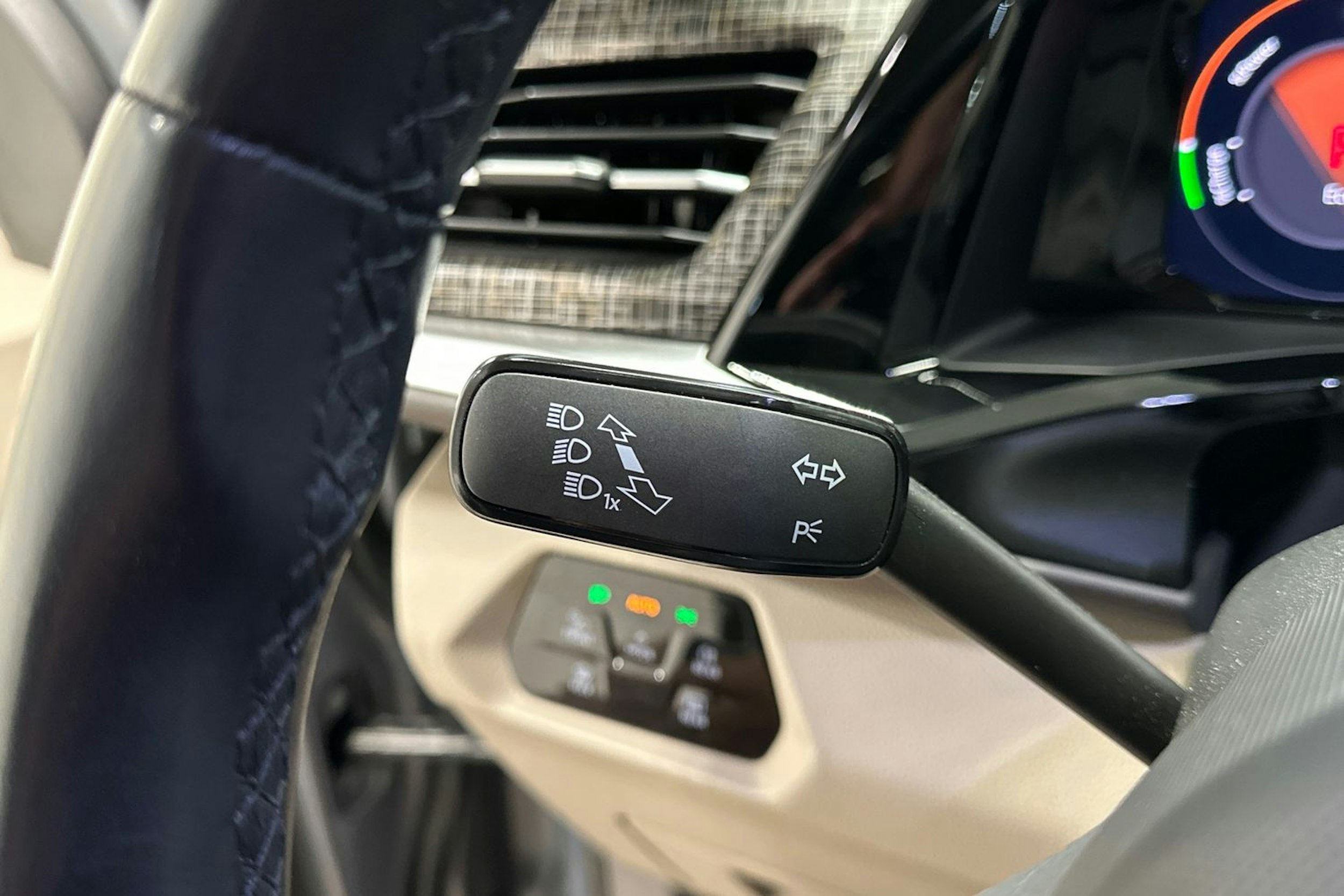 harmaa Volkswagen Multivan 2022 kuva 28.