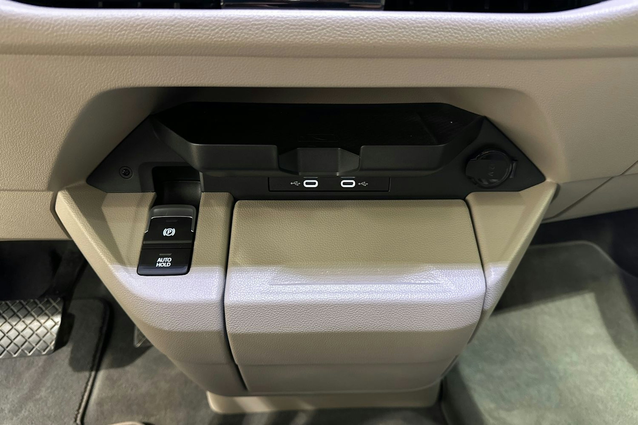 harmaa Volkswagen Multivan 2022 kuva 31.