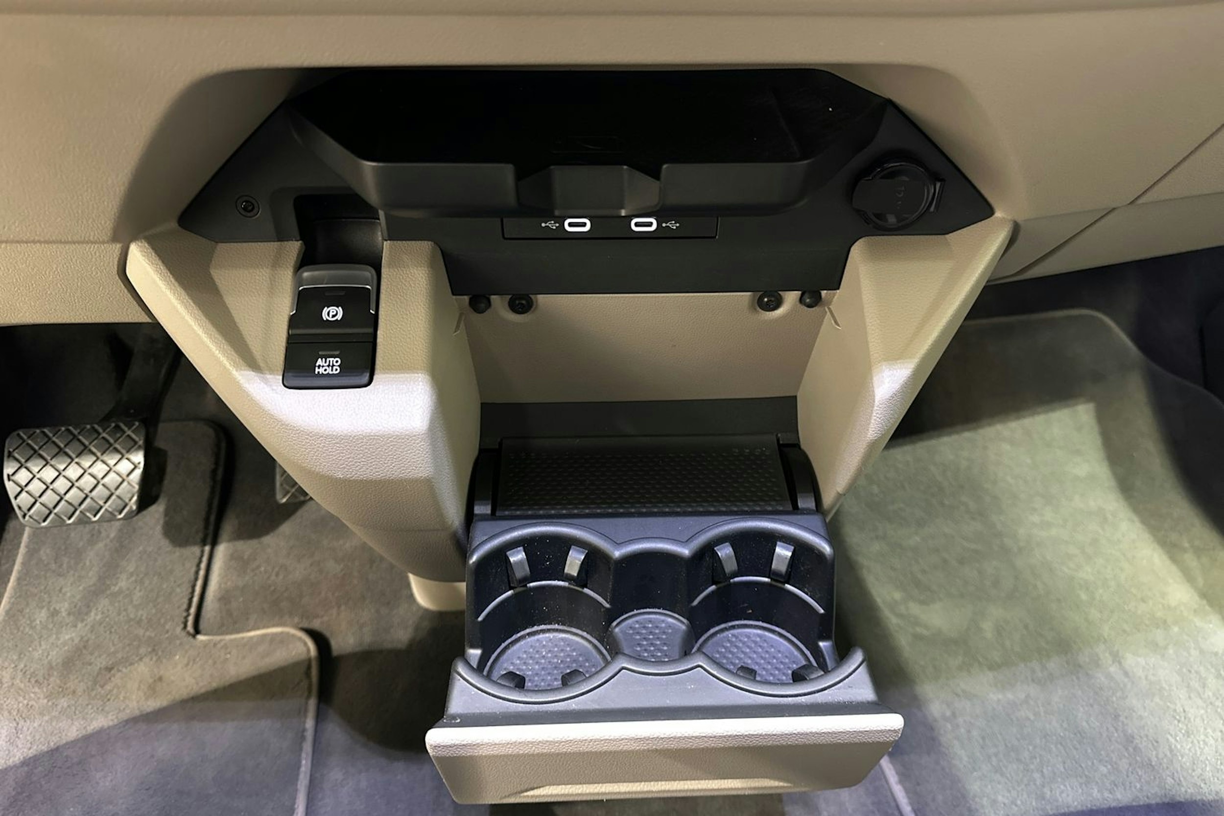 harmaa Volkswagen Multivan 2022 kuva 32.