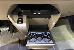 harmaa Volkswagen Multivan 2022 kuva 32.