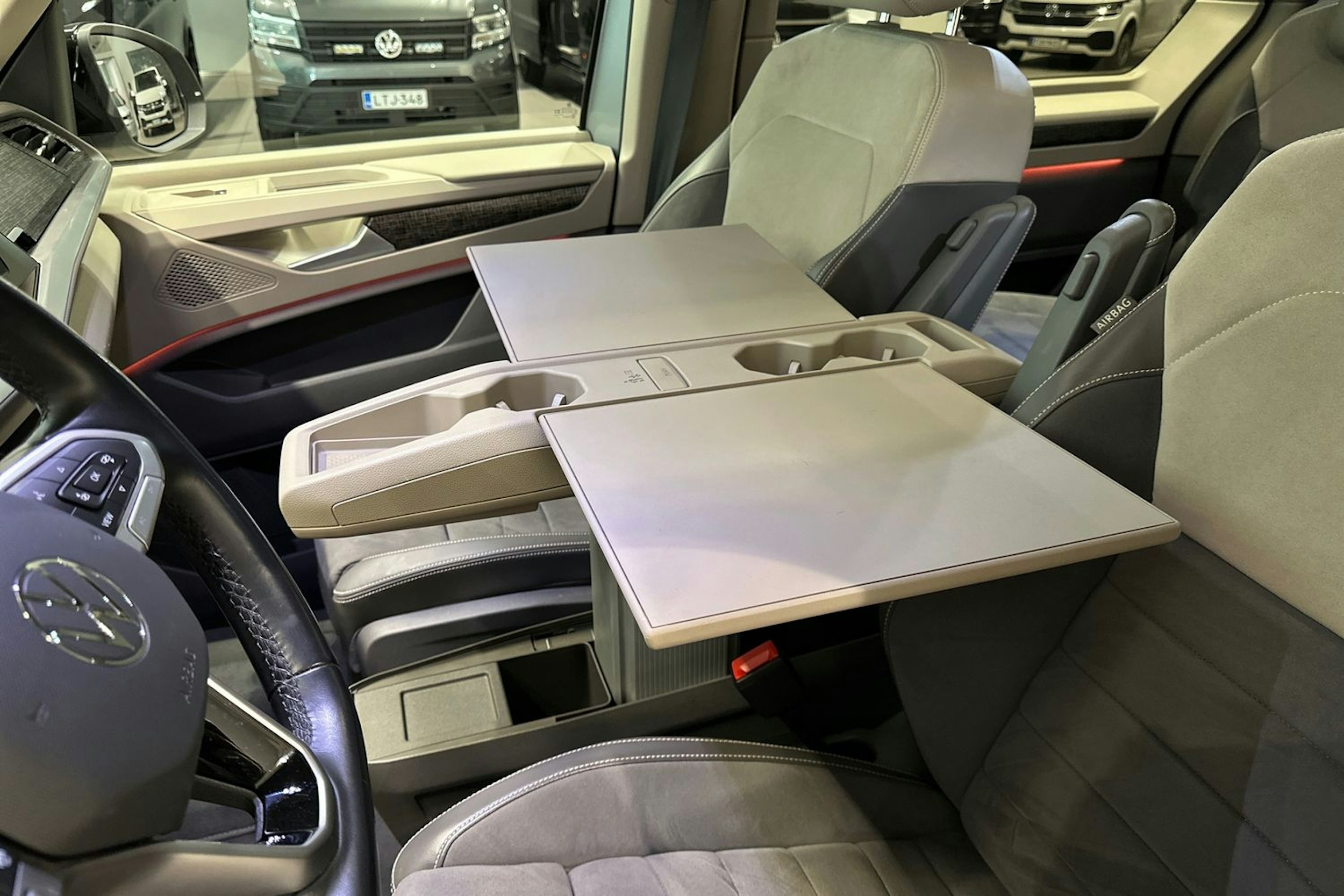 harmaa Volkswagen Multivan 2022 kuva 40.