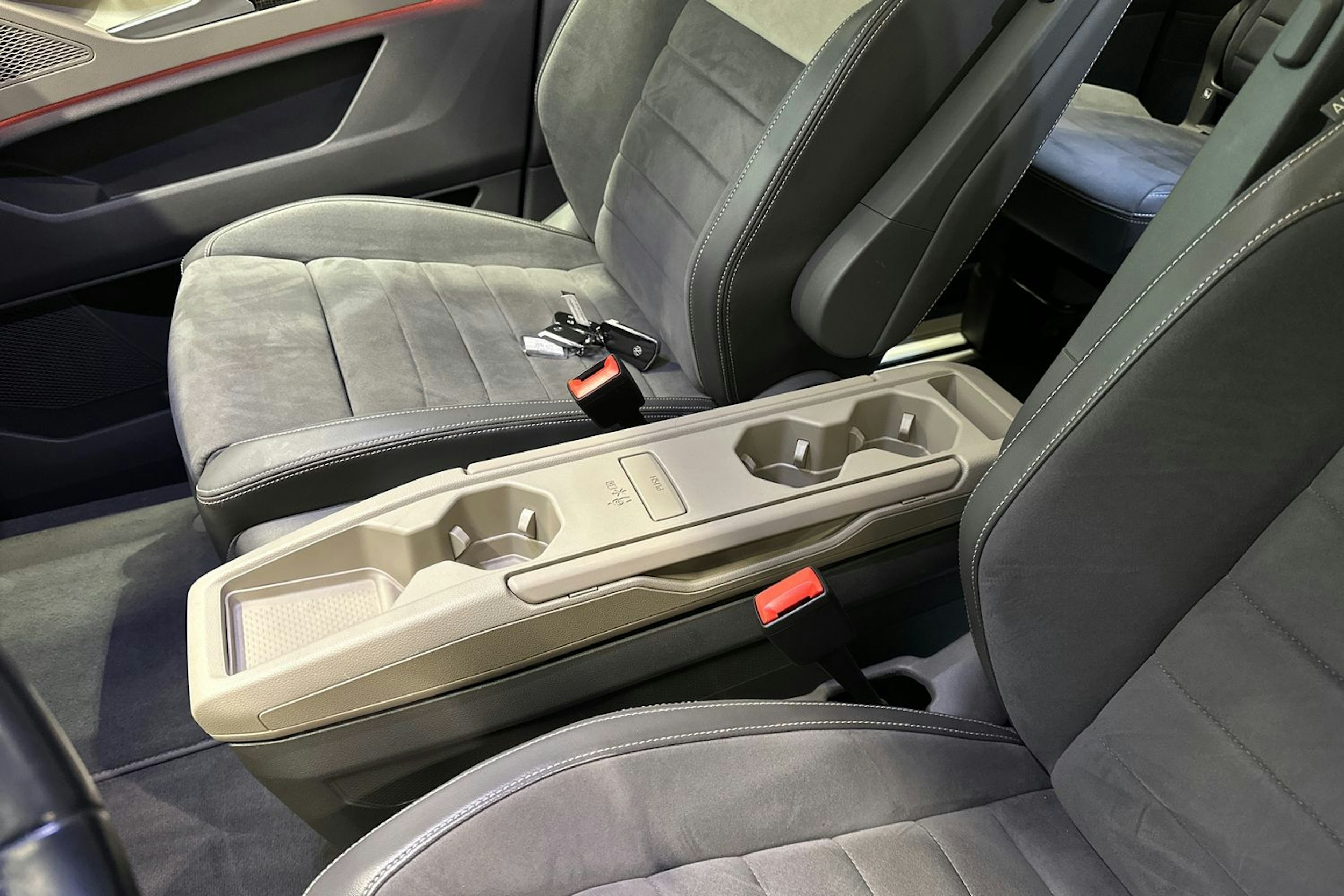 harmaa Volkswagen Multivan 2022 kuva 41.