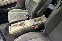 harmaa Volkswagen Multivan 2022 kuva 41.