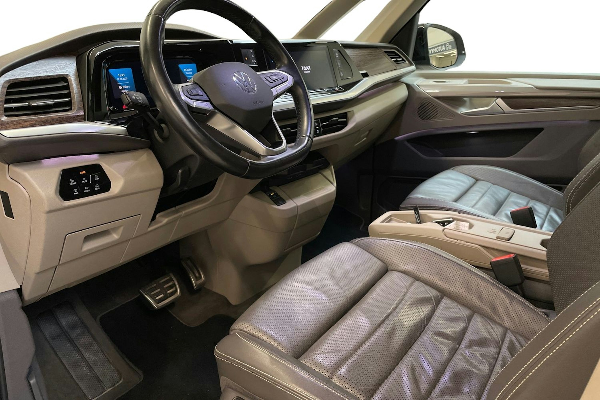 musta Volkswagen Multivan 2022 kuva 7.