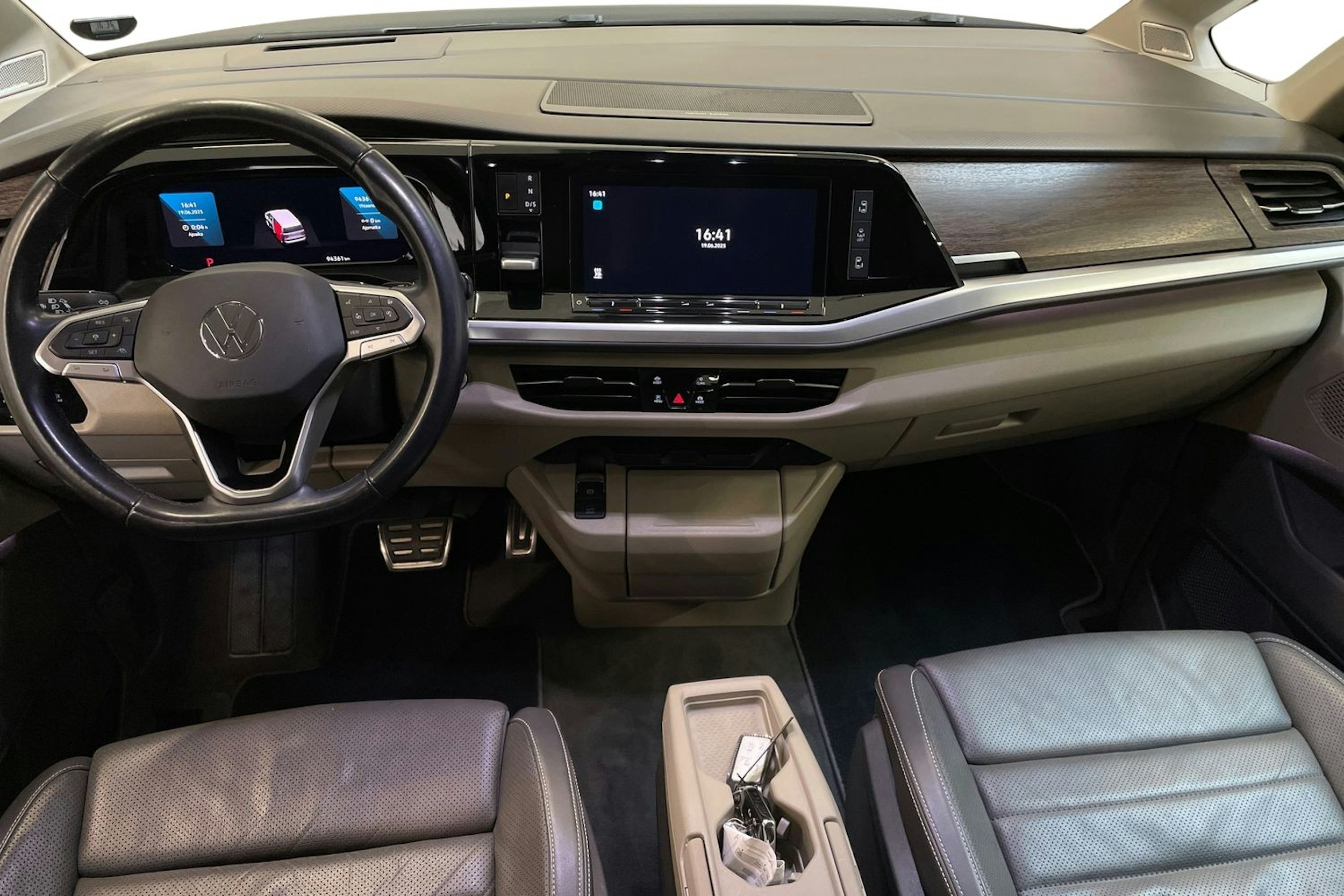 musta Volkswagen Multivan 2022 kuva 9.