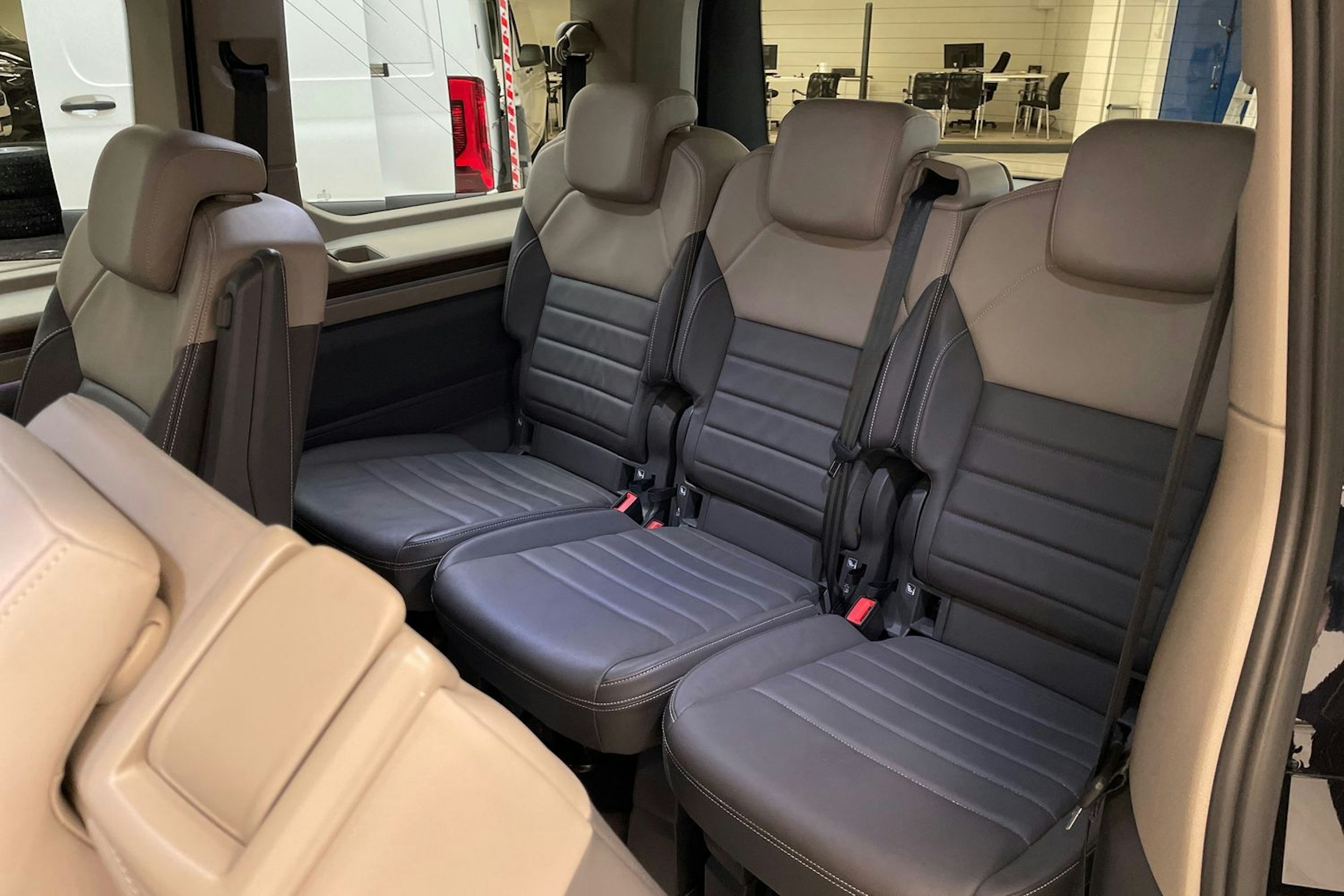 musta Volkswagen Multivan 2022 kuva 14.